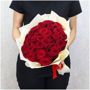 Цветы живые букет из 35 красных роз "Ред Наоми" 40 см в дизайнерской упаковке