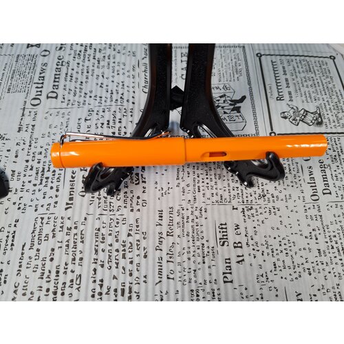 Простая пластиковая перьевая ручка оранжевого цвета