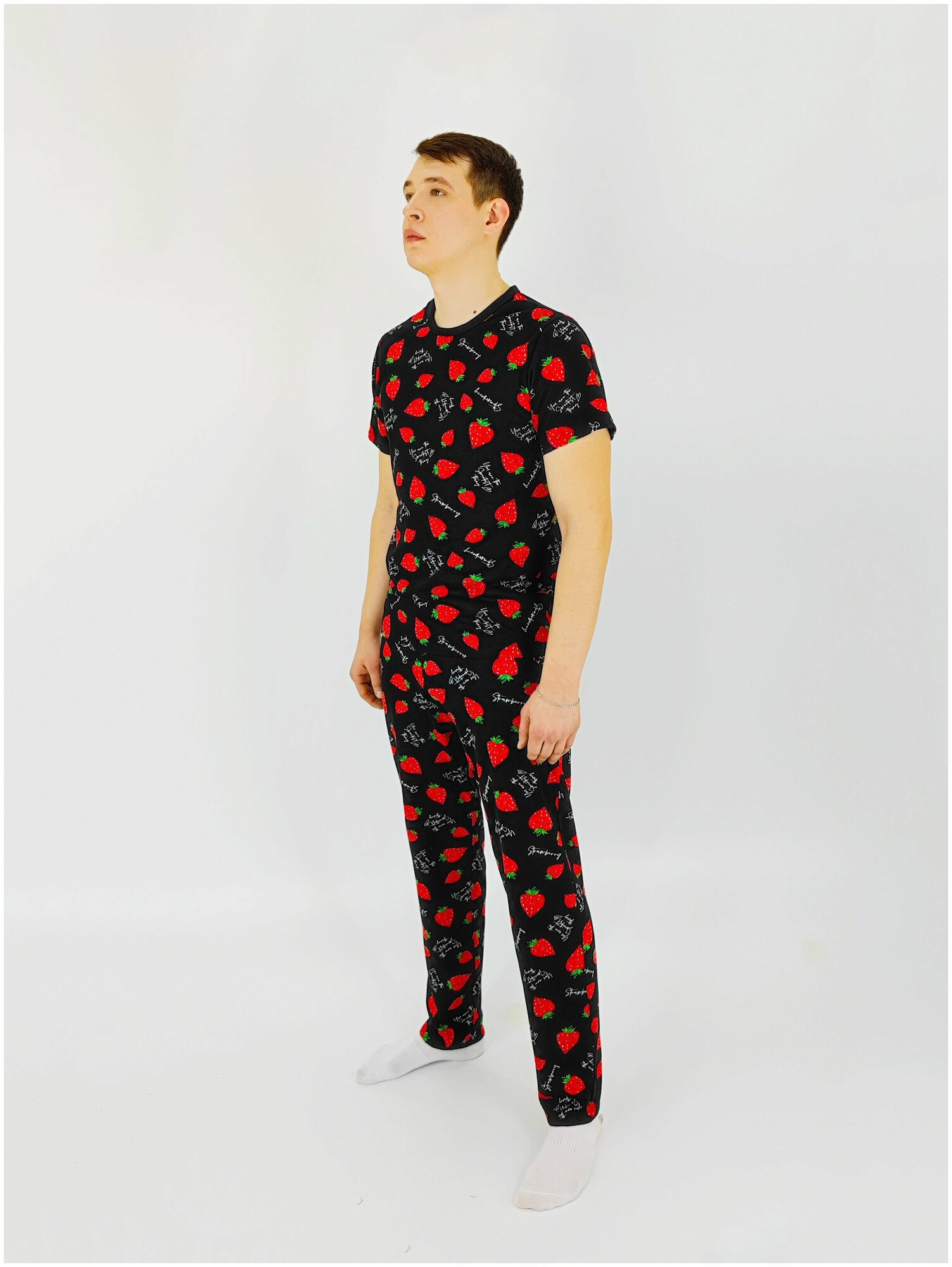 Мужская пижама, мужской пижамный комплект ARISTARHOV, Футболка + Брюки, Клубничка, черный алый, размер 44 - фотография № 5