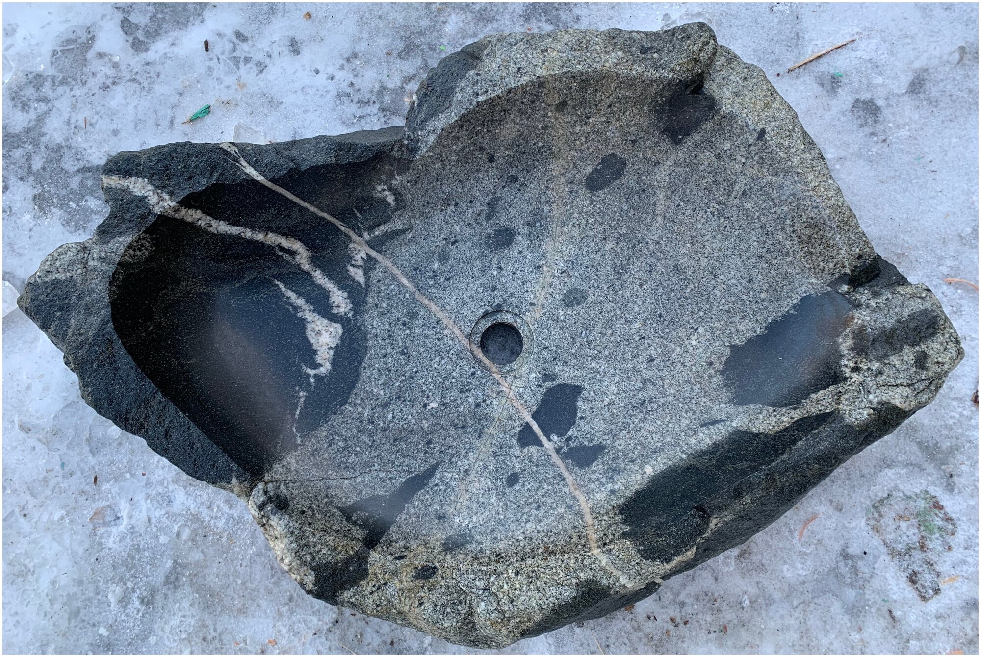 Раковина из натурального цельного камня Black Swan, The Alps (90х60 см)