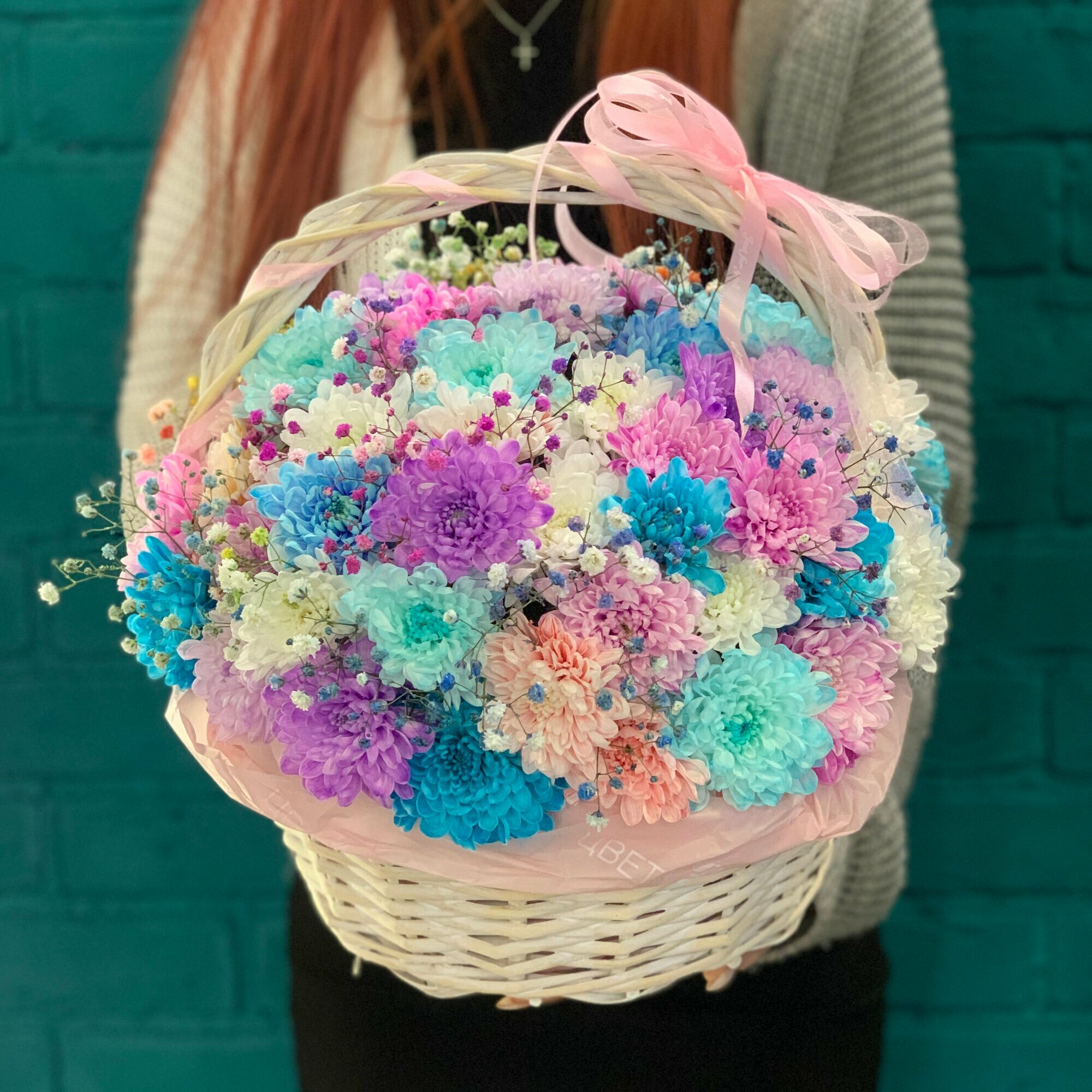 Корзина (Композиция) из хризантемы и гипсофилы