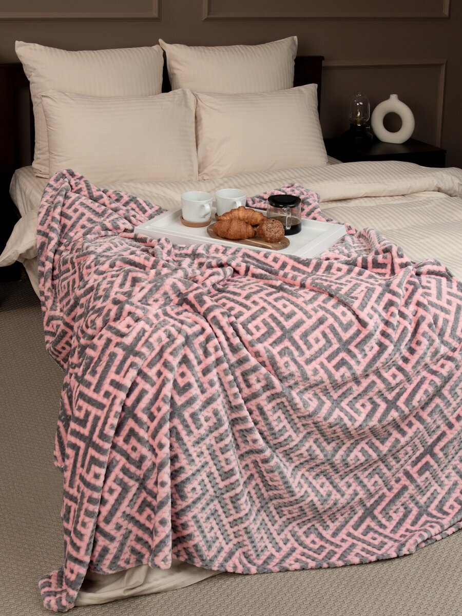 Плед TexRepublic Deco Lux 150х200 см, 2 спальный, велсофт, покрывало на диван, теплый, мягкий, серый, розовый с принтом лабиринт - фотография № 3