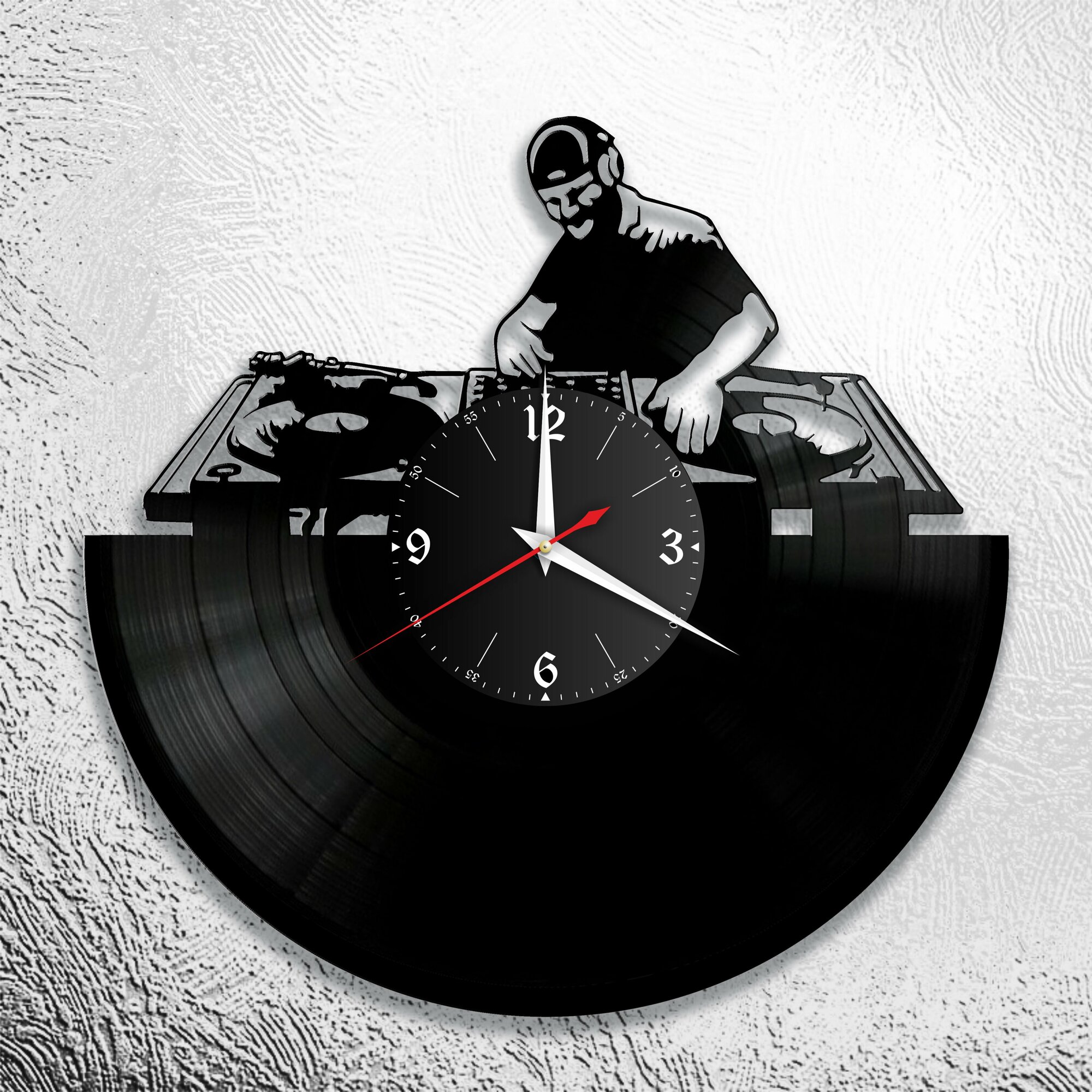 фото Настенные часы из виниловой пластинки с изображением диджея/Часы в подарок диджею