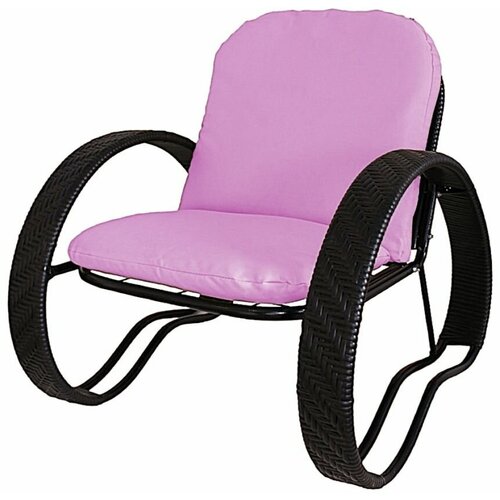 Кресло с подлокотниками и ротангом