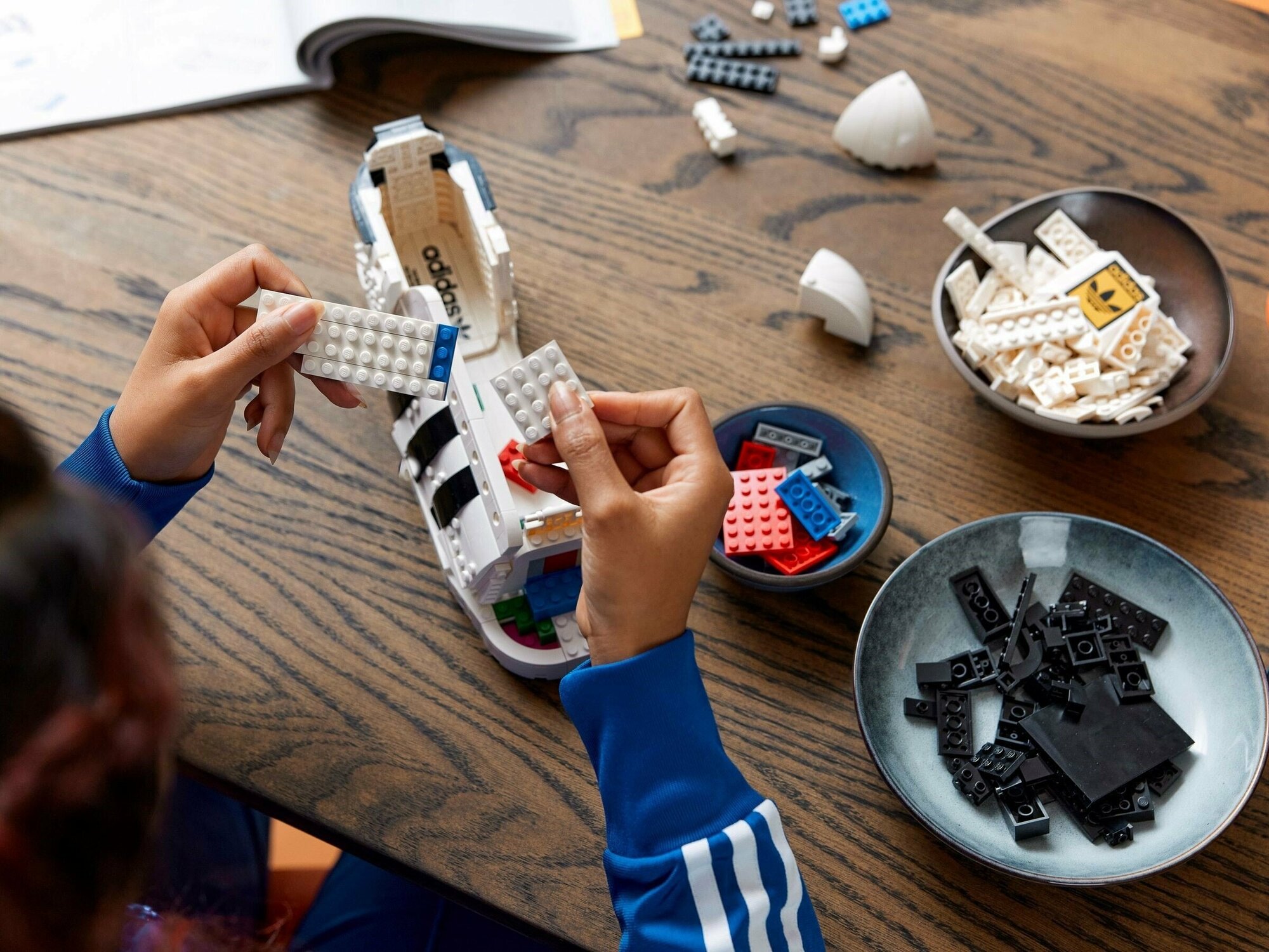 Конструктор Lego Icons Кроссовки Adidas Originals Superstar, - фото №16