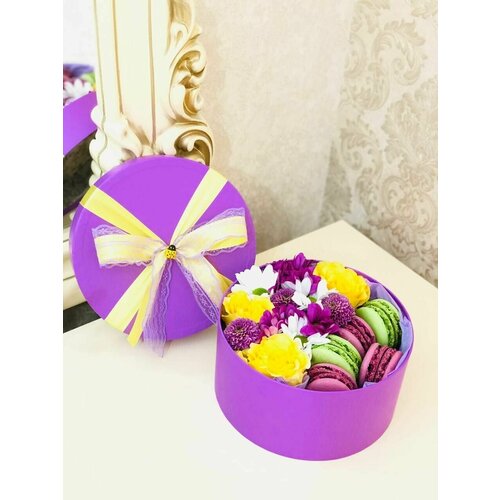 Цветы в коробке с пирожными / Подарок