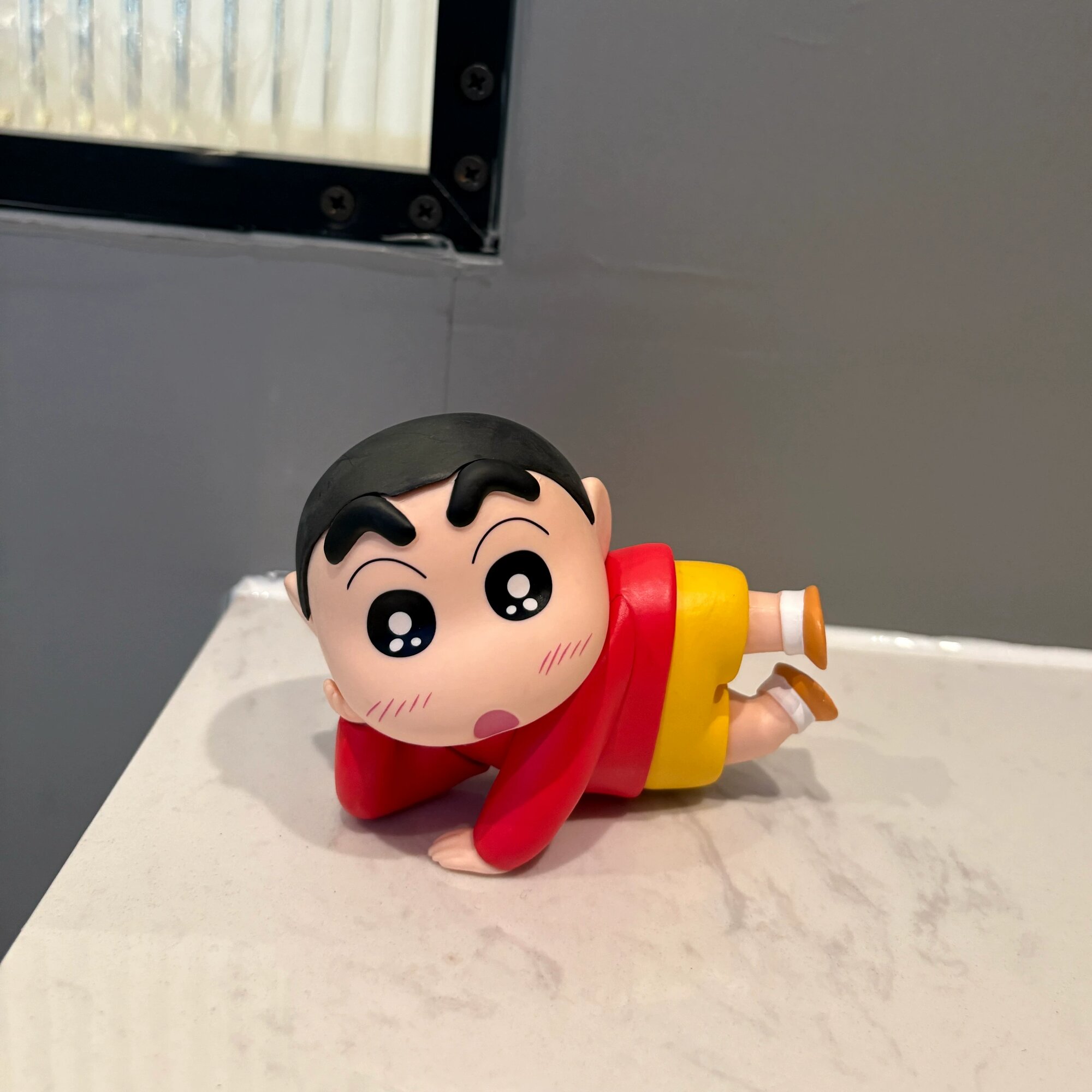 PVC Коробка Фигурка Шинчан Ляг В Красном Платье, Милая Мультяшная Персонаж Стол Декор Подставка Для Телефона