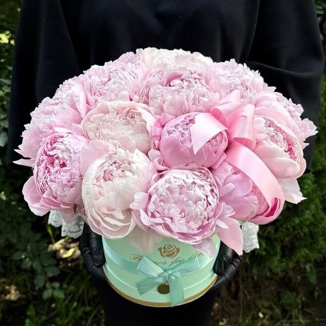 Букет из розовых пионов 15 шт в шляпной коробке красивый букет цветов шикарный премиум цветы премиум букет