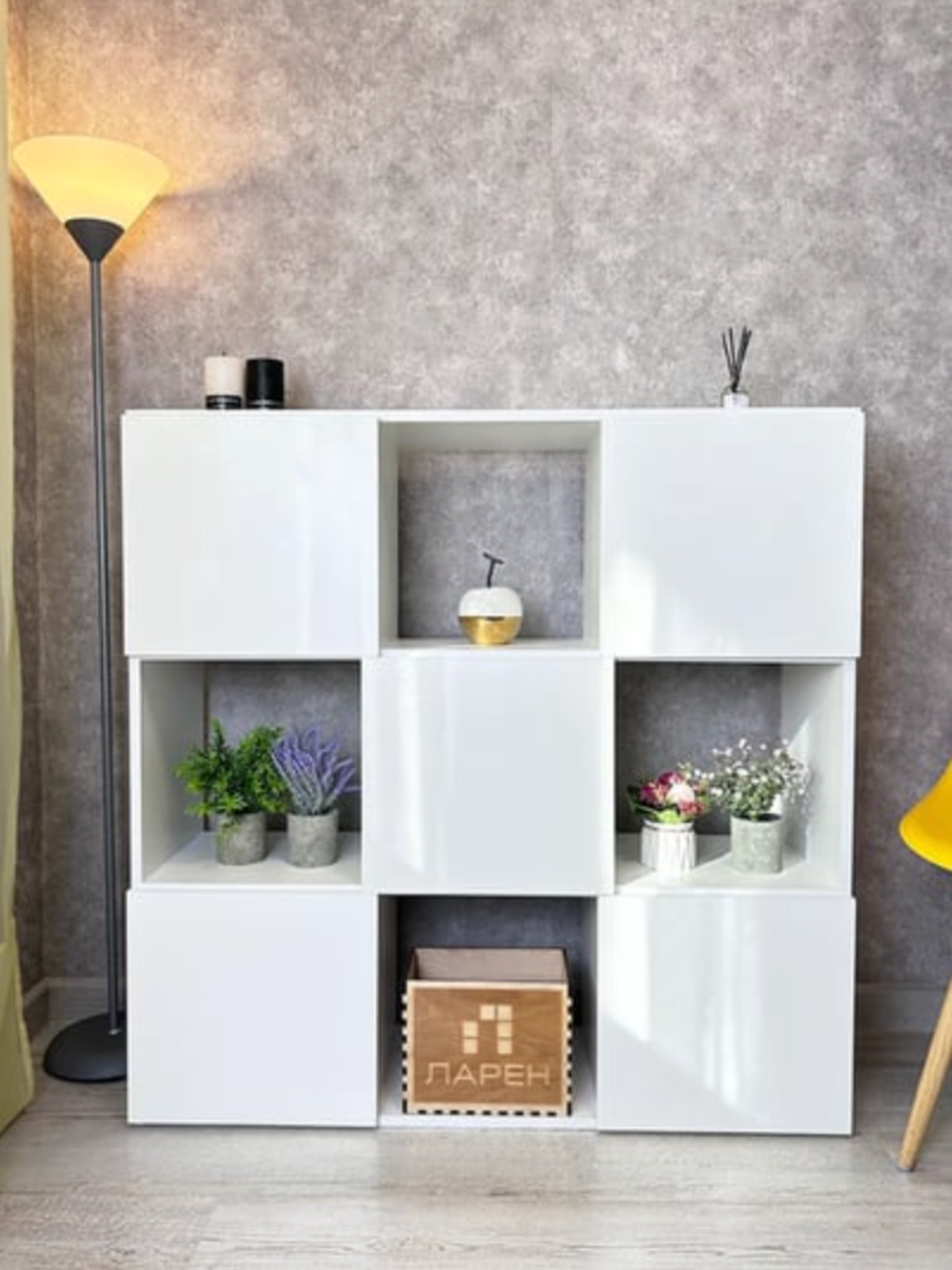 Многофункциональный белый стеллаж с комбинированными отделениями – современный дизайн и практичность в одном