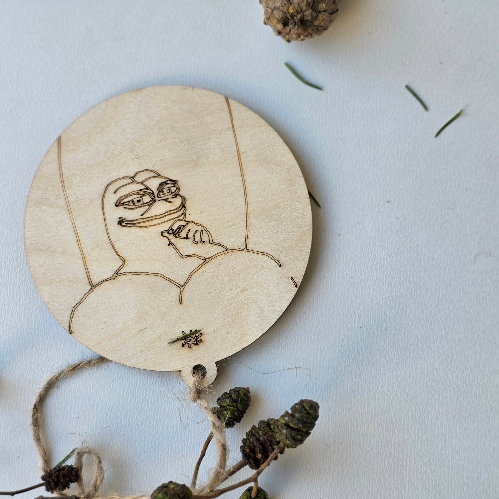 Деревянная ёлочная новогодняя игрушка прикол Pepe / Пепе / Мем