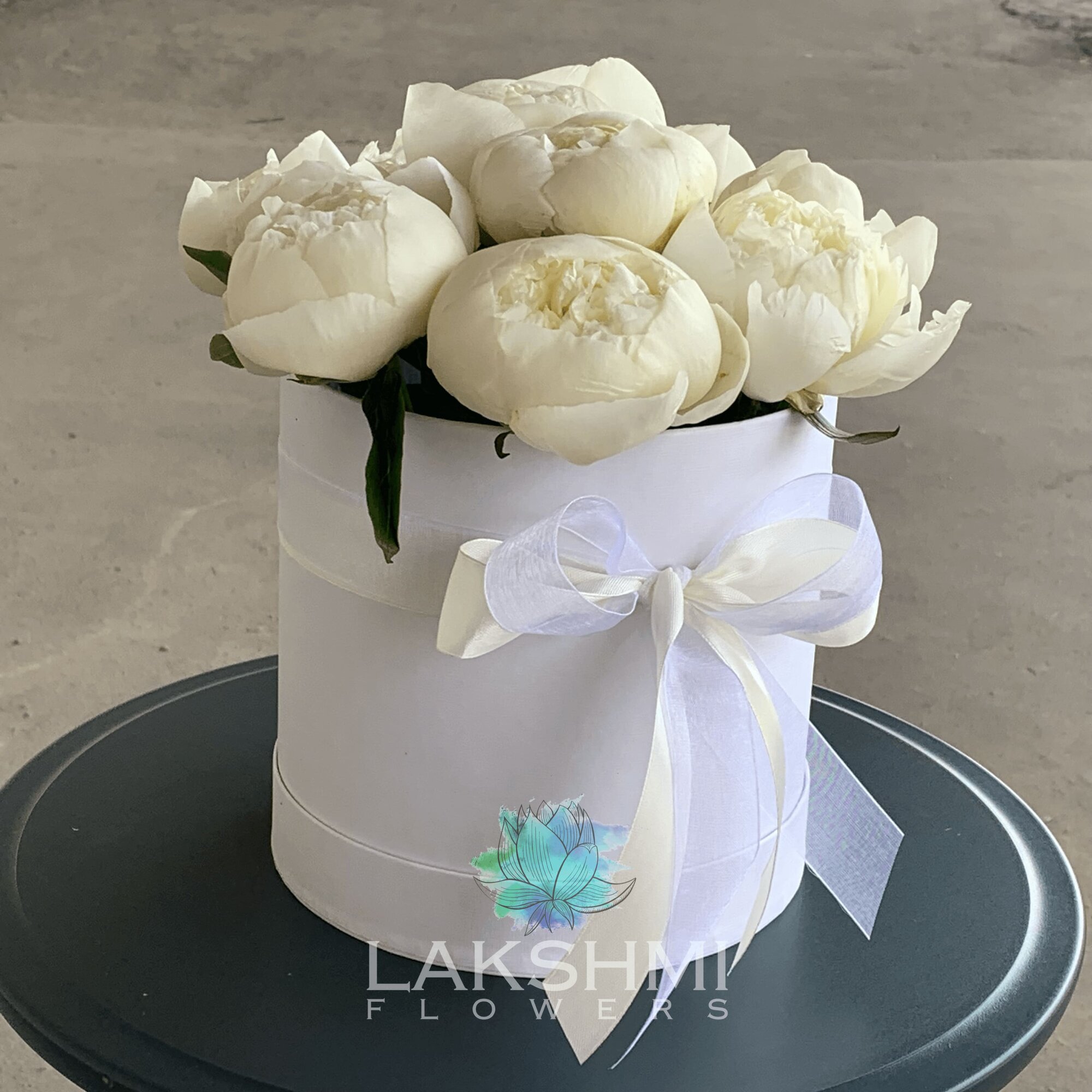 9 пионов / Композиция из 9 белых пионов в шляпной коробке с бантом