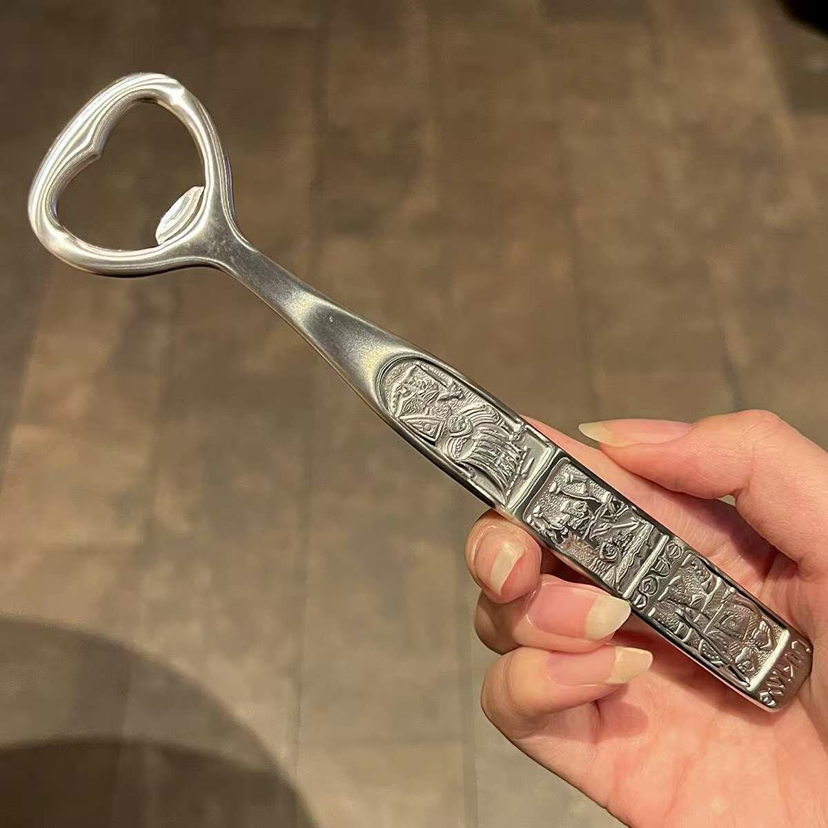 【Личное использование~ Ретро рельеф, красивый】Изысканный открывашка для пивных бутылок из нержавеющей стали, утолщенная открывашка для крышек