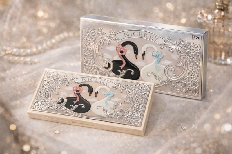 Палетка теней NICEKEY #02 Создайте безупречный макияж на каждый день и для особых случаев с палеткой теней NICEKEY #20. Гармонично подобранные нюдовые и сияющие оттенки подчёркивают естественную красоту глаз и подходят для любого типа внешности.