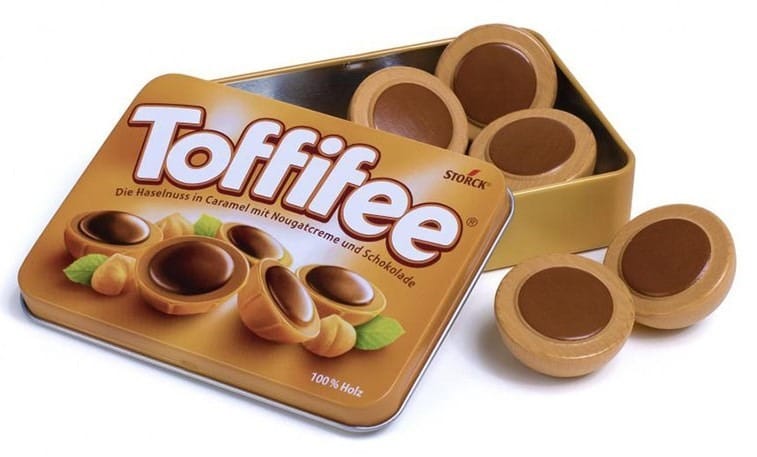 Сюжетно-ролевая игрушка Erzi Toffifee деревянные сладости в жестяной банке, коричневый