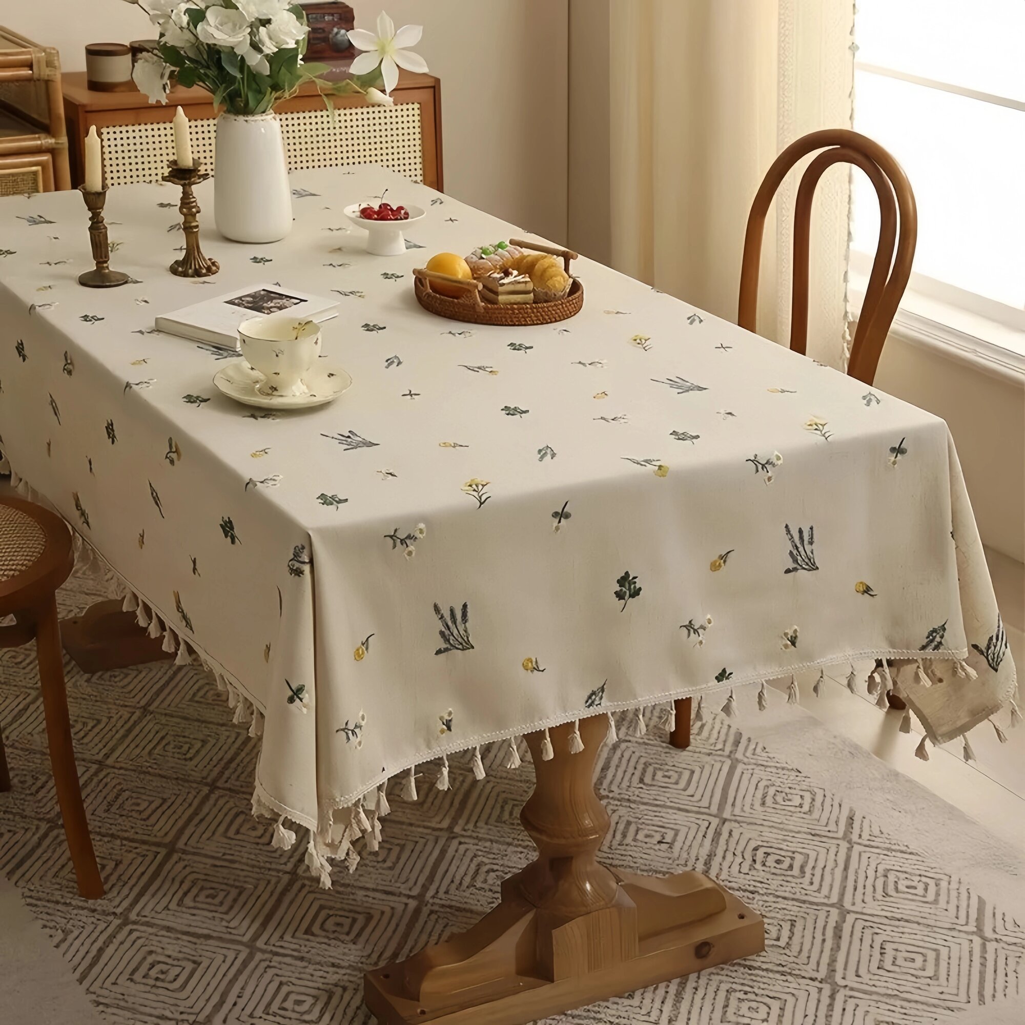 Скатерть "Lavender Linen A", лен, полиэстер, вышивка, 135x135см Подходит для прямоугольных столов большой длины.