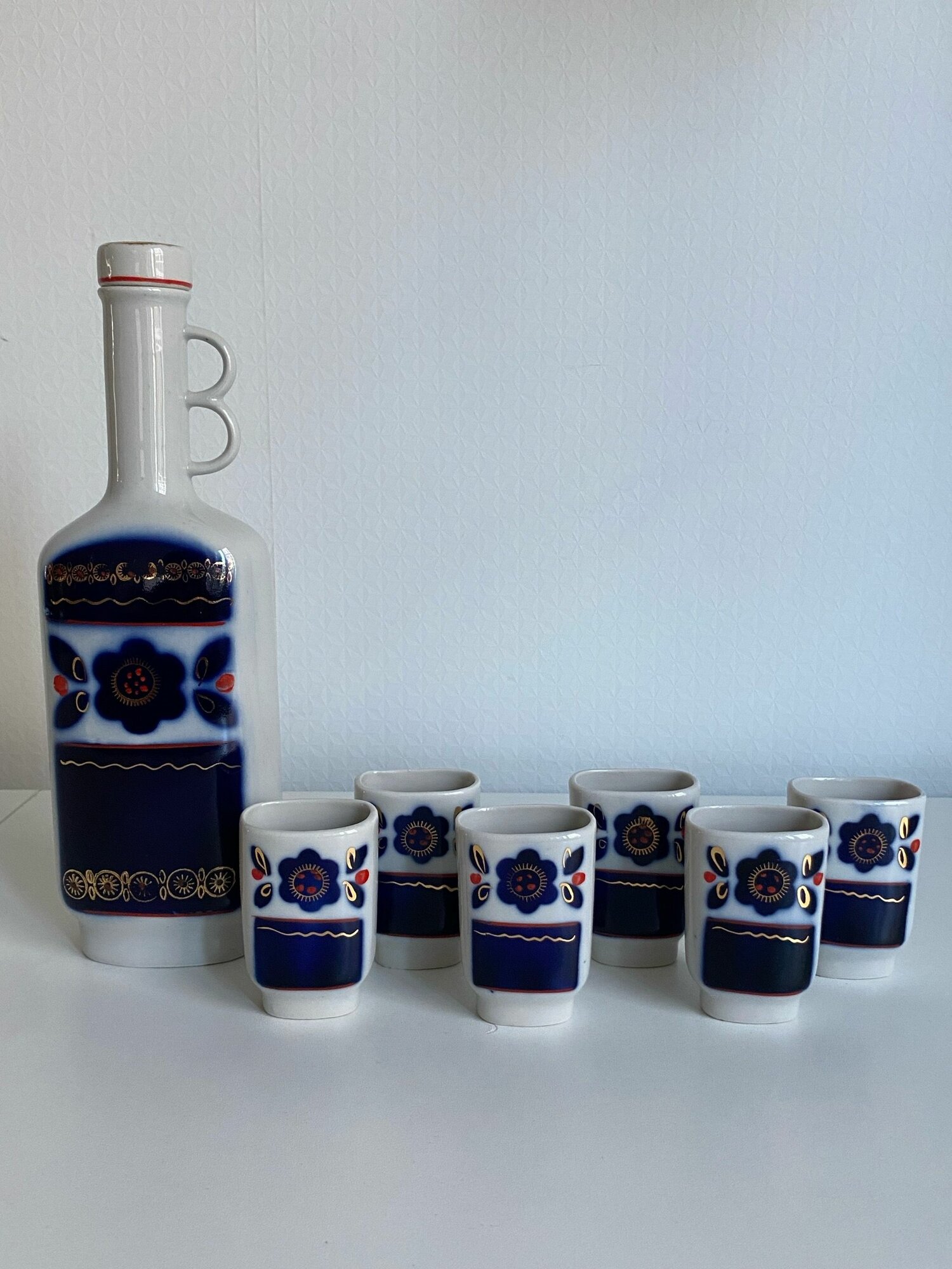 Штоф и 6 стопок "Цветок" Фарфор. Кобальт. Позолота. СССР. Городница. Высота: 25.5 см.