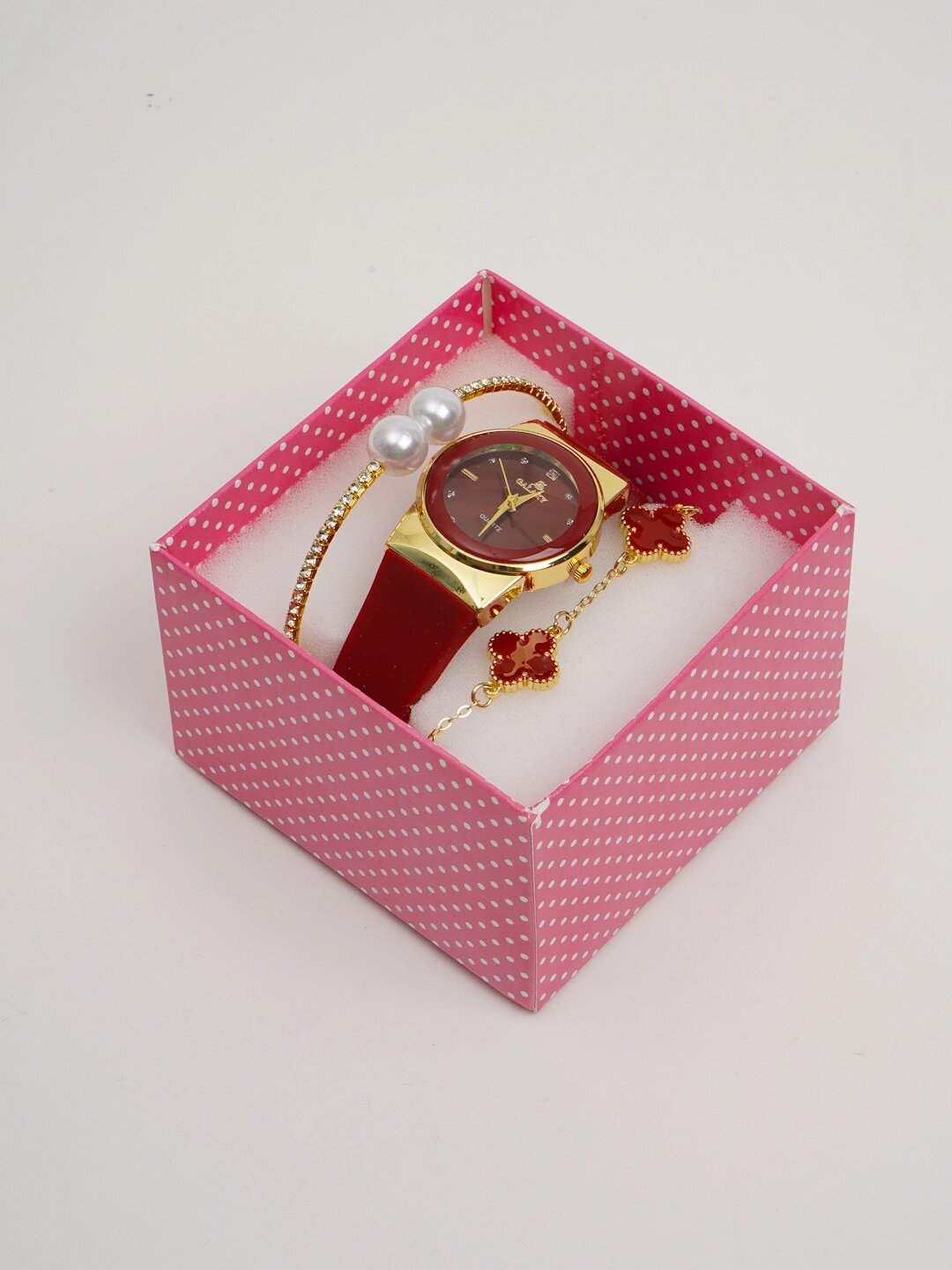 Стильный набор для женщин, который включает 3 красивые наручные часы и браслеты.