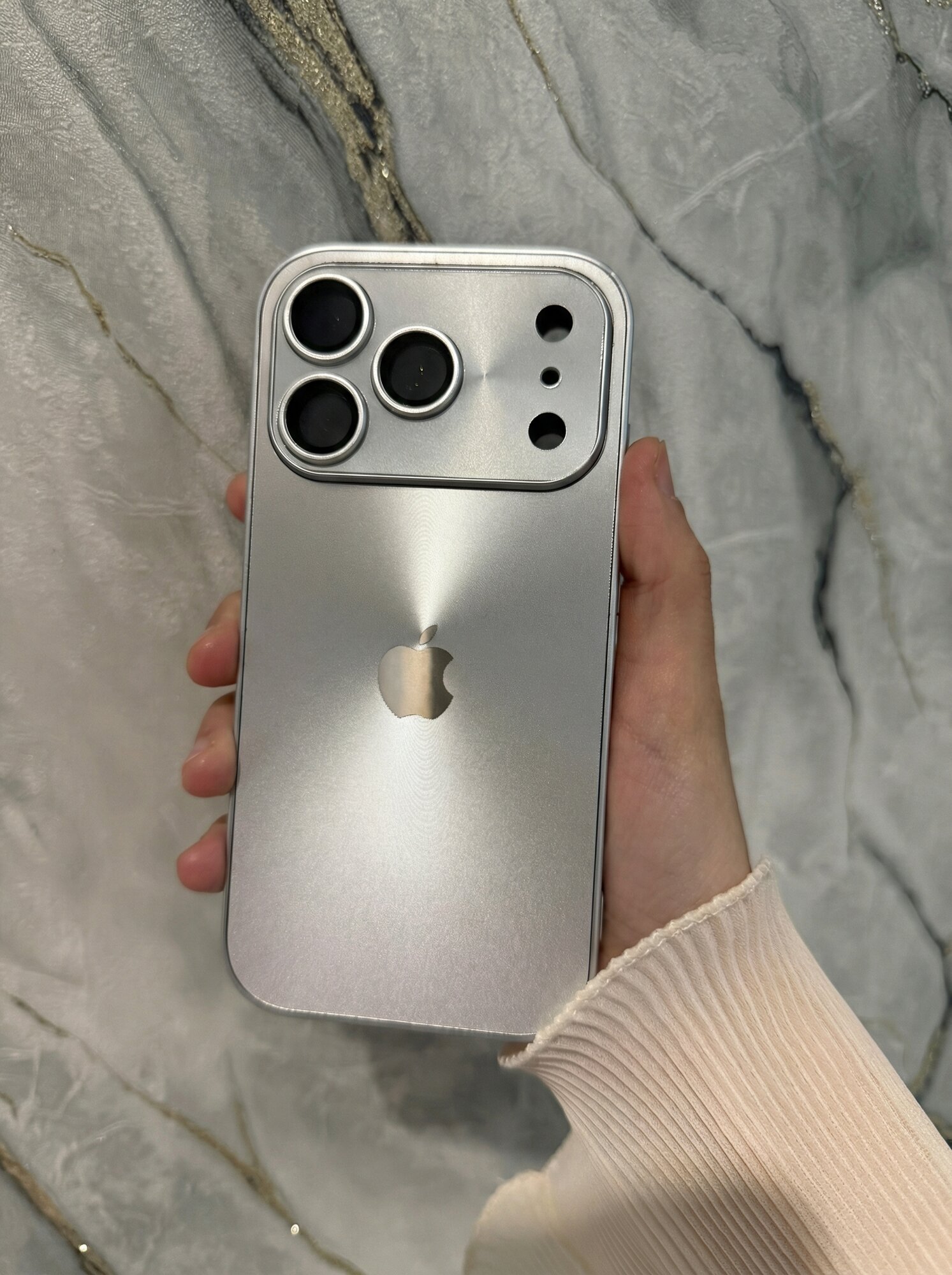 Чехол на iPhone 17 "Эффект боке", от бренда, с боке-эффектом — фото 1