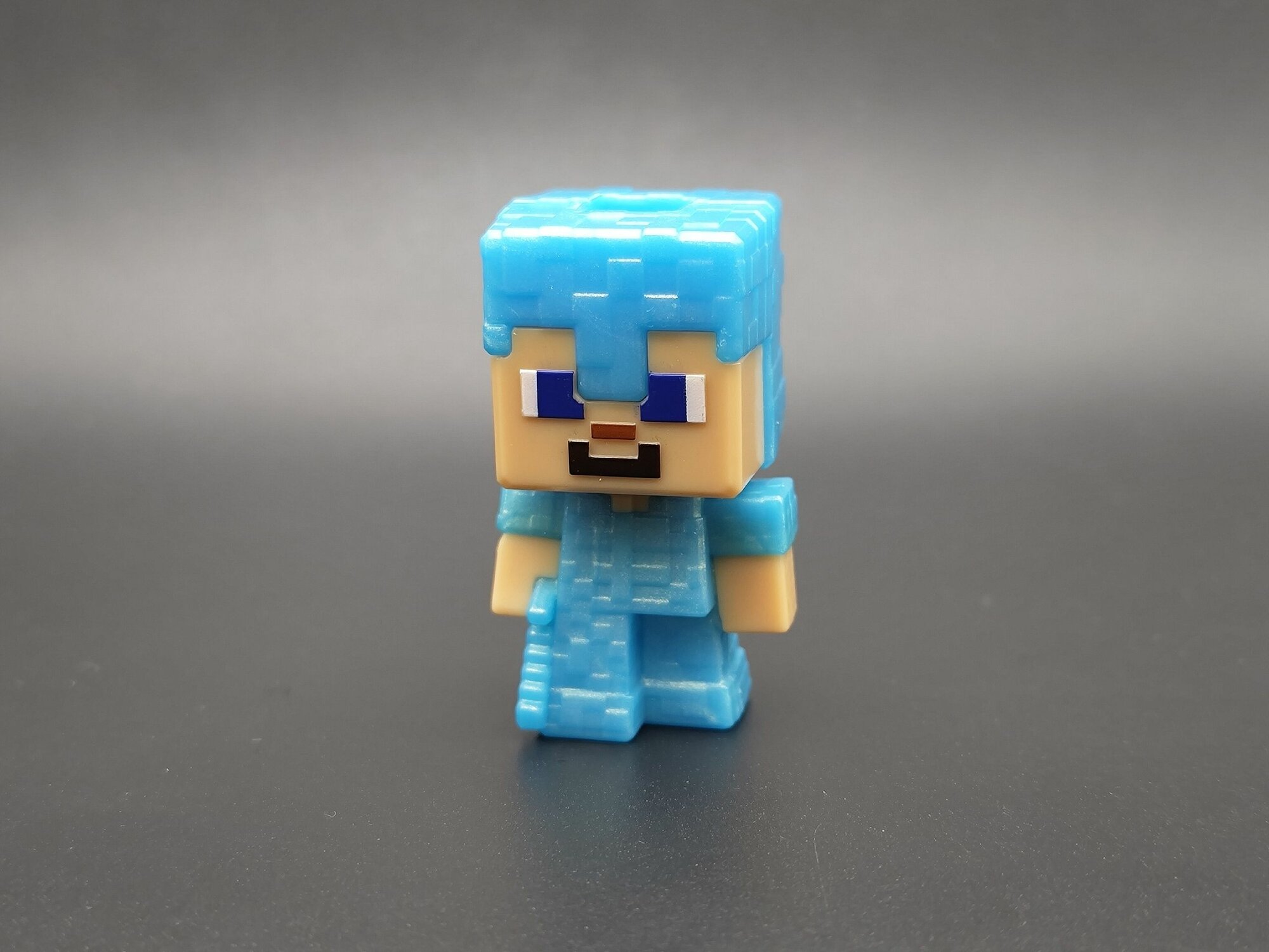 Игрушка Minecraft Kinder Joy коллекционная: Стив в алмазной броне