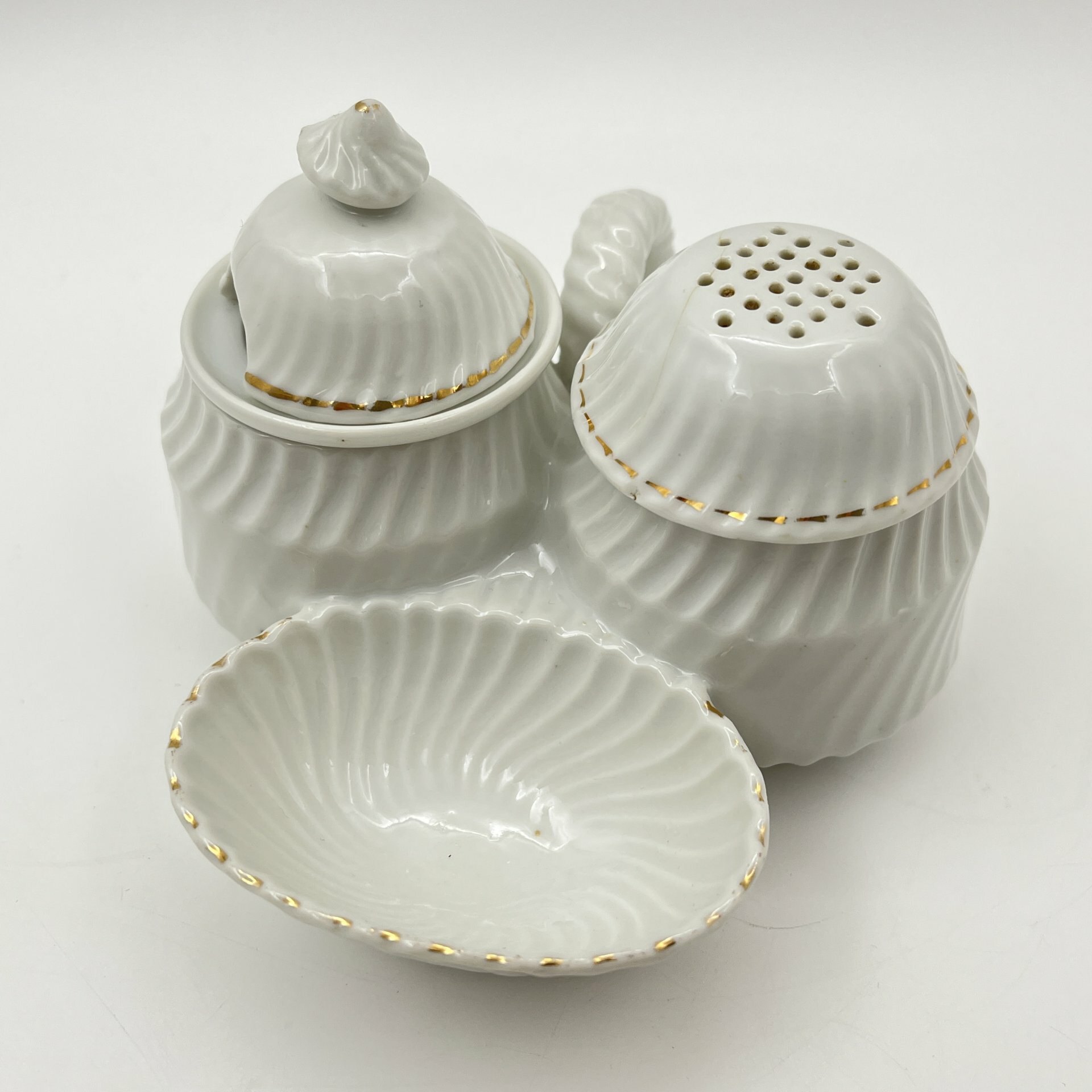 Солонка (перечница) трехсекционная c рельефным декором, фарфор, золочение