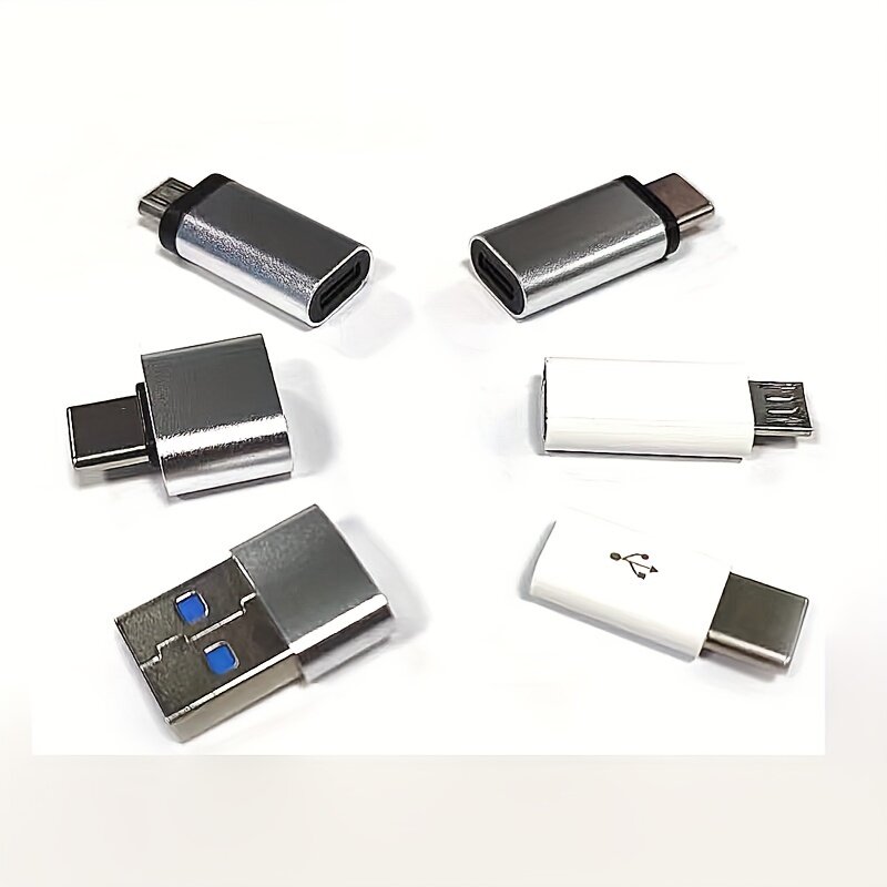 Переходник серебристого цвета для путешествий с разъёмами USB Type-C, USB-A и Micro-USB