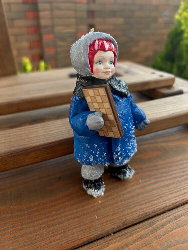 Изображение товара Ватная елочная игрушка - мальчик с шахматами