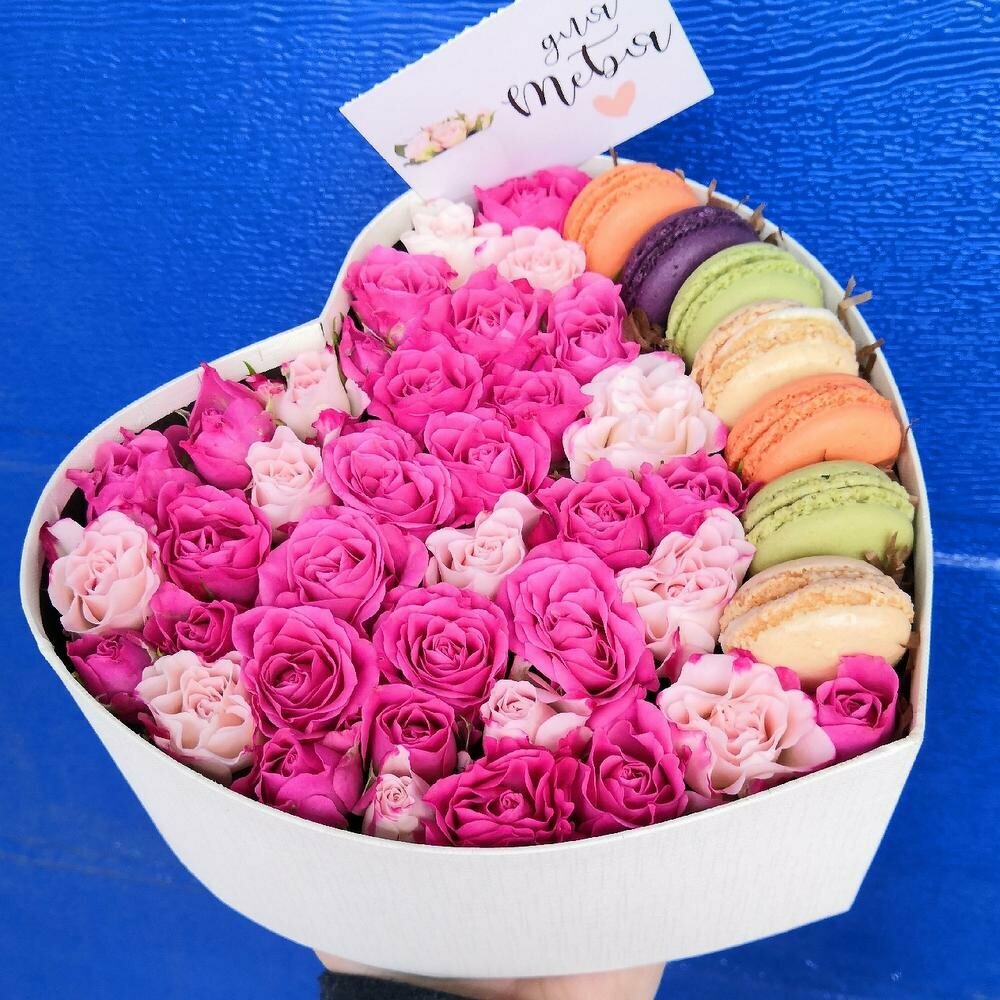 Цветы в коробке. Розовые кустовые розы и макарони в коробке сердце.