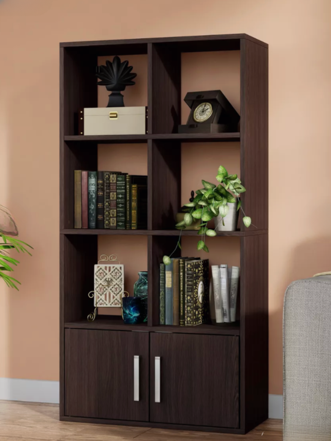 Высокий стеллаж с открытыми полками и нижним закрытым шкафчиком для хранения книг