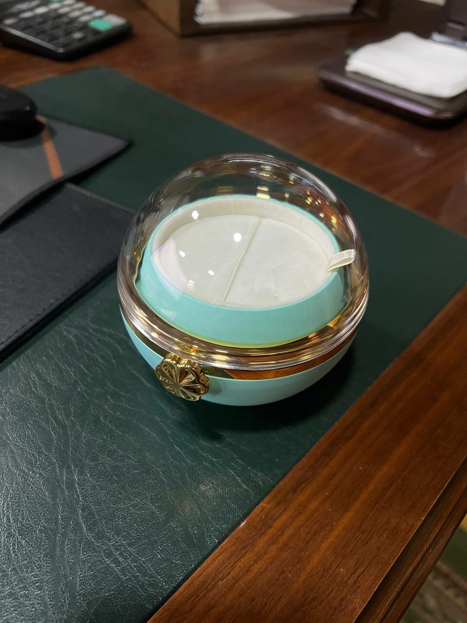 Подарочная шкатулка для кольца с розой под куполом — фото 1