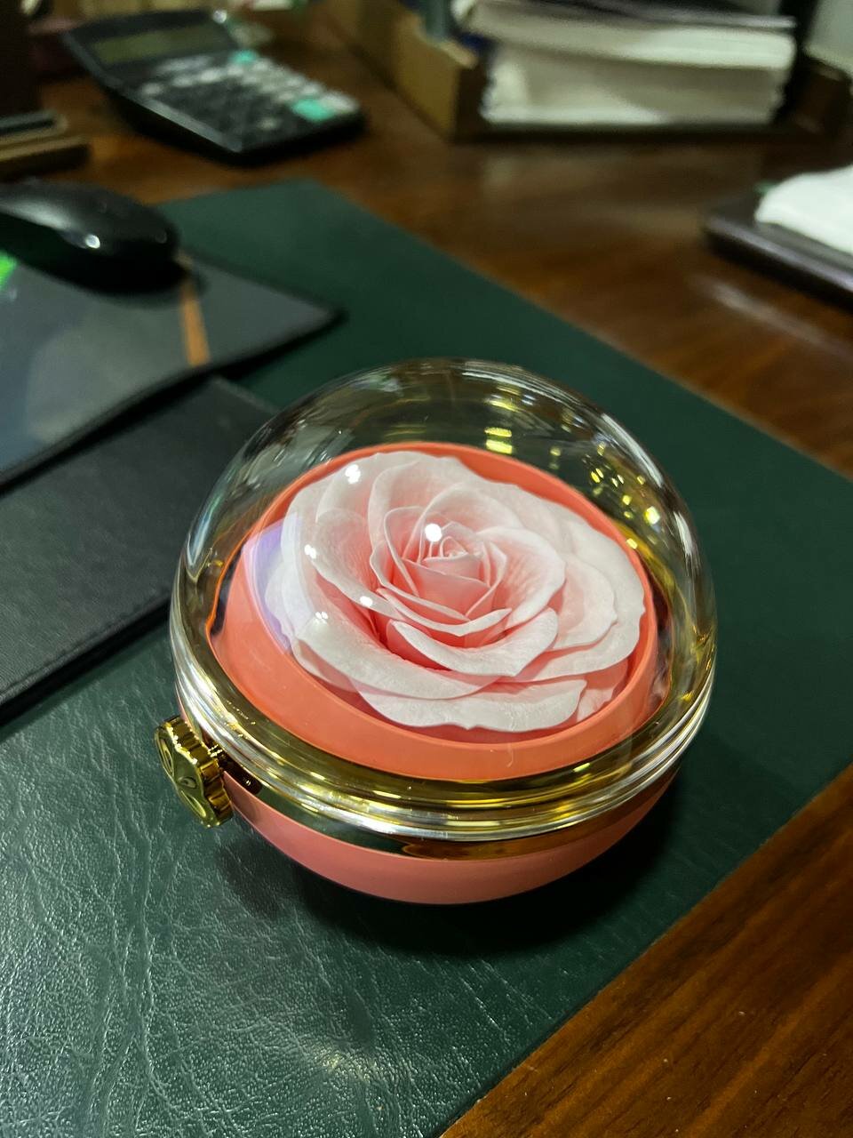 Подарочная шкатулка для кольца с розой под куполом — фото 1