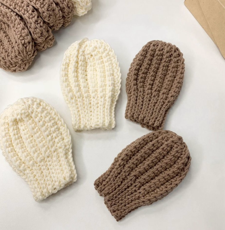 Варежки  вязаные набор 0-3 мес 6*9 см коричневый/молочный для детей размер 6*9 см белый коричневый