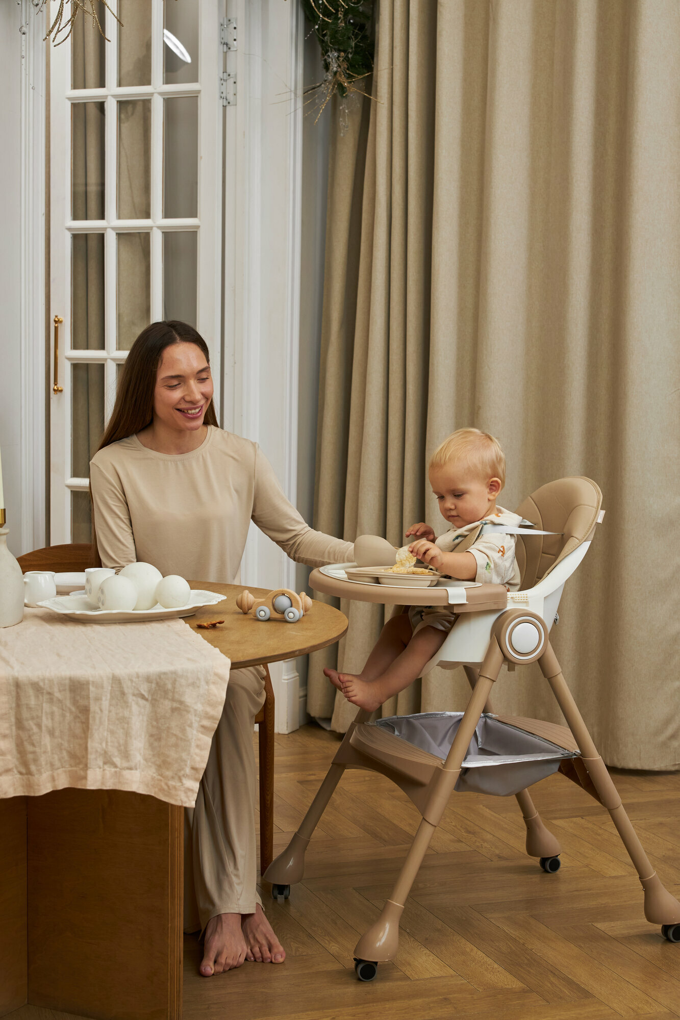 Стульчик для кормления ребенка 3 в 1 UNIX Kids Classic Camel с 6-ти месяцев складной на колесиках