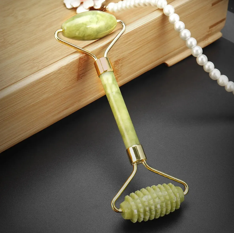 Набор Гуа Ша для массажа лица из натурального зелёного камня – комплект 2 в 1 (двусторонний нефритовый роллер)