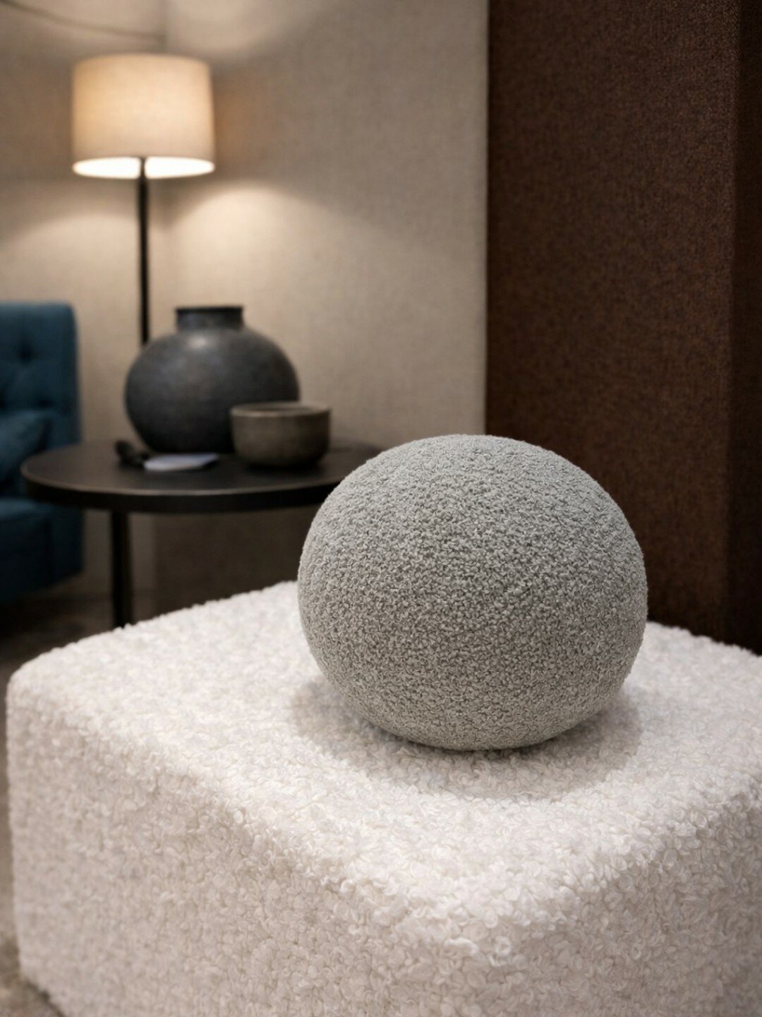 Декоративная подушка-шар из ткани букле | Дизайнерский интерьерный акцент