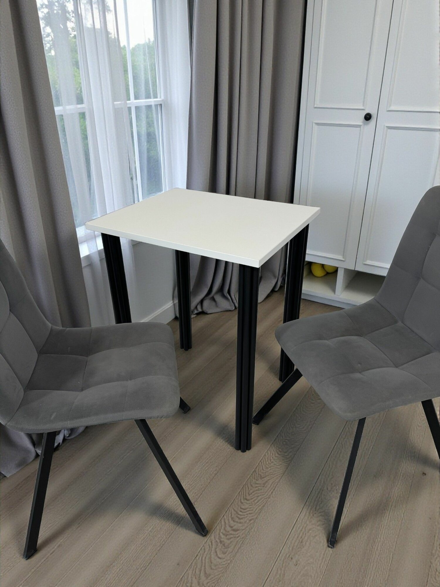 Стол дизайнерский обеденный/ цвет Белый, 60*50 см. Ножки черные.