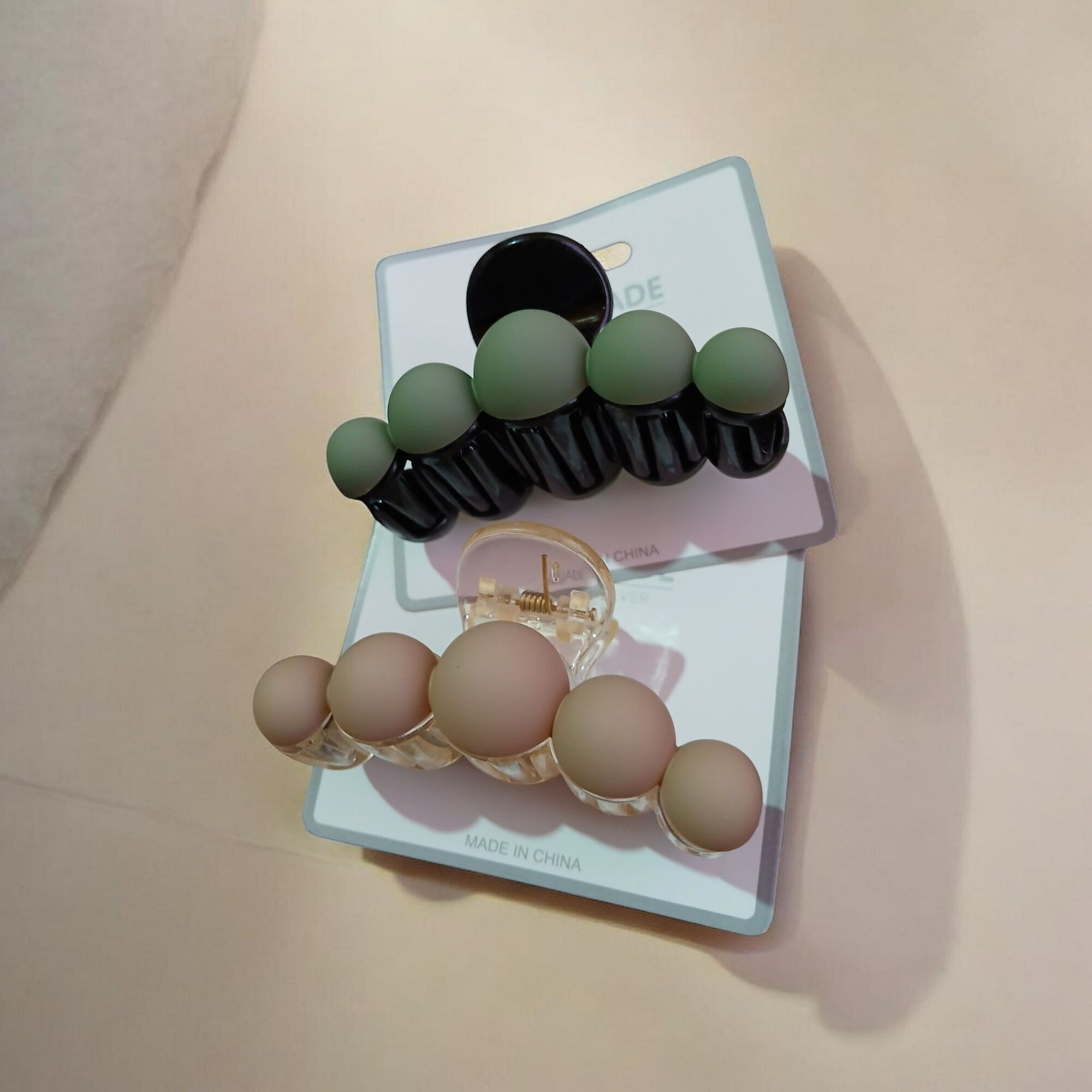 Современная заколка с оригинальным дизайном, которая поможет аккуратно и красиво зафиксировать волосы.