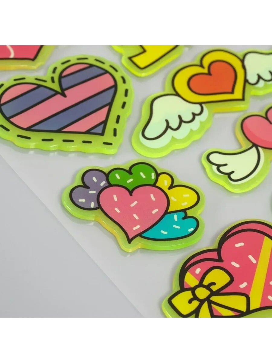 Фосфорная наклейка с надписью 'Любовь окрыляет'