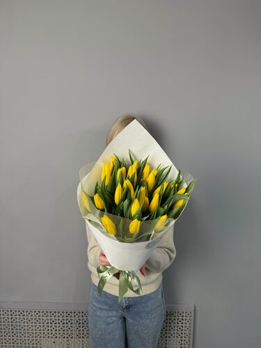 Изображение товара WEST FLORA Солнечный Импульс: монолитный букет из 25 желтых тюльпанов – купить с доставкой