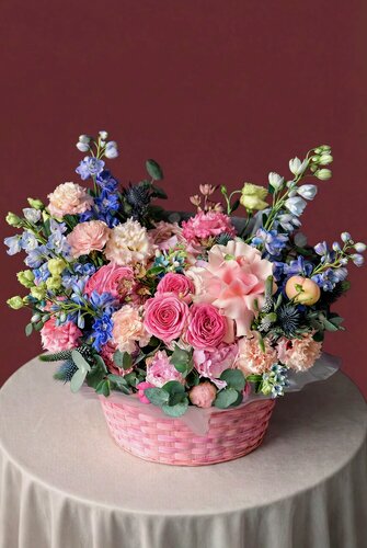 Изображение товара Цветочная корзина «Царица» с розами, дельфиниумом, диантусами