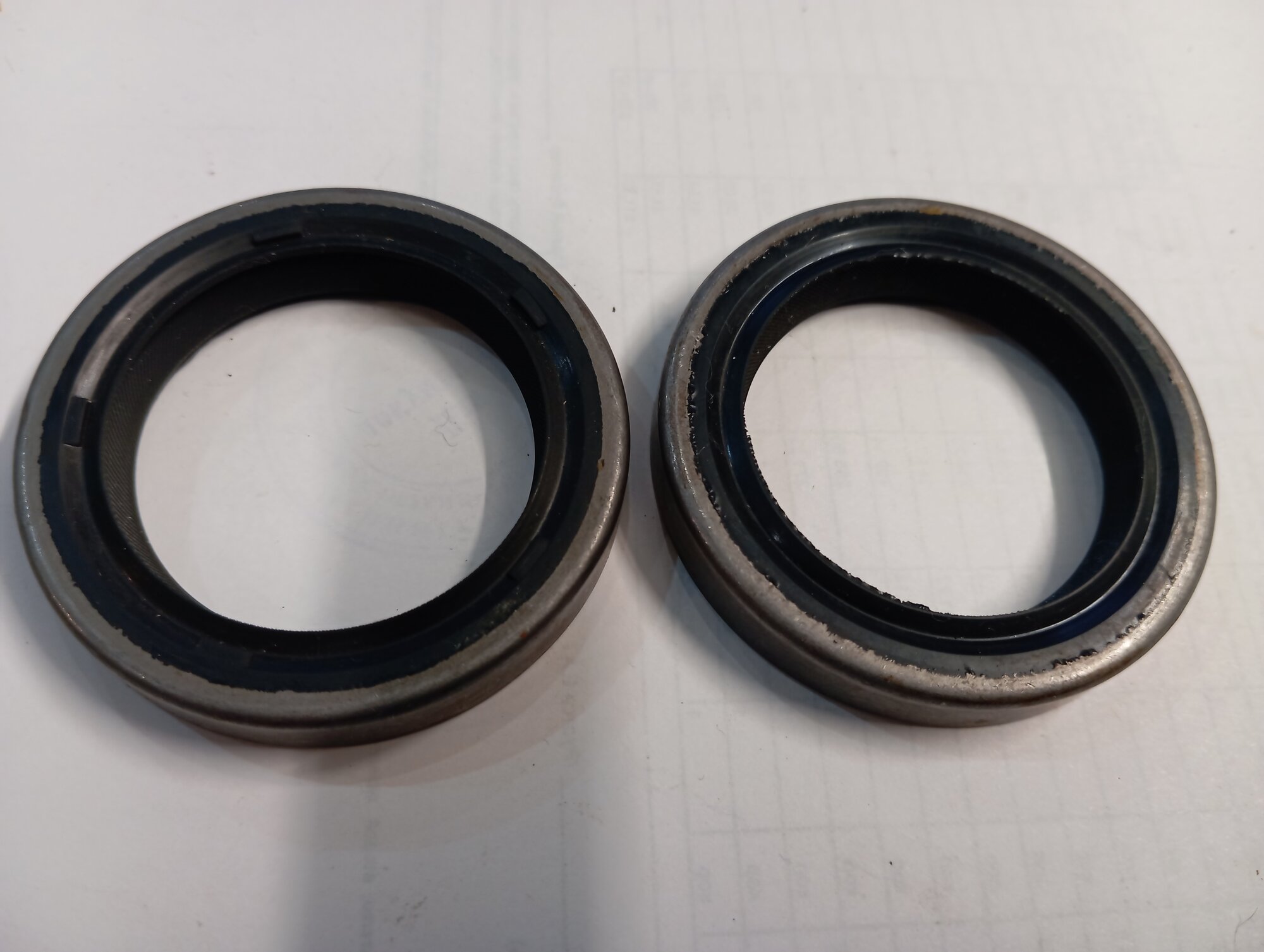 Сальники привода 21213 правый и левый к-т. упаковка две шт.