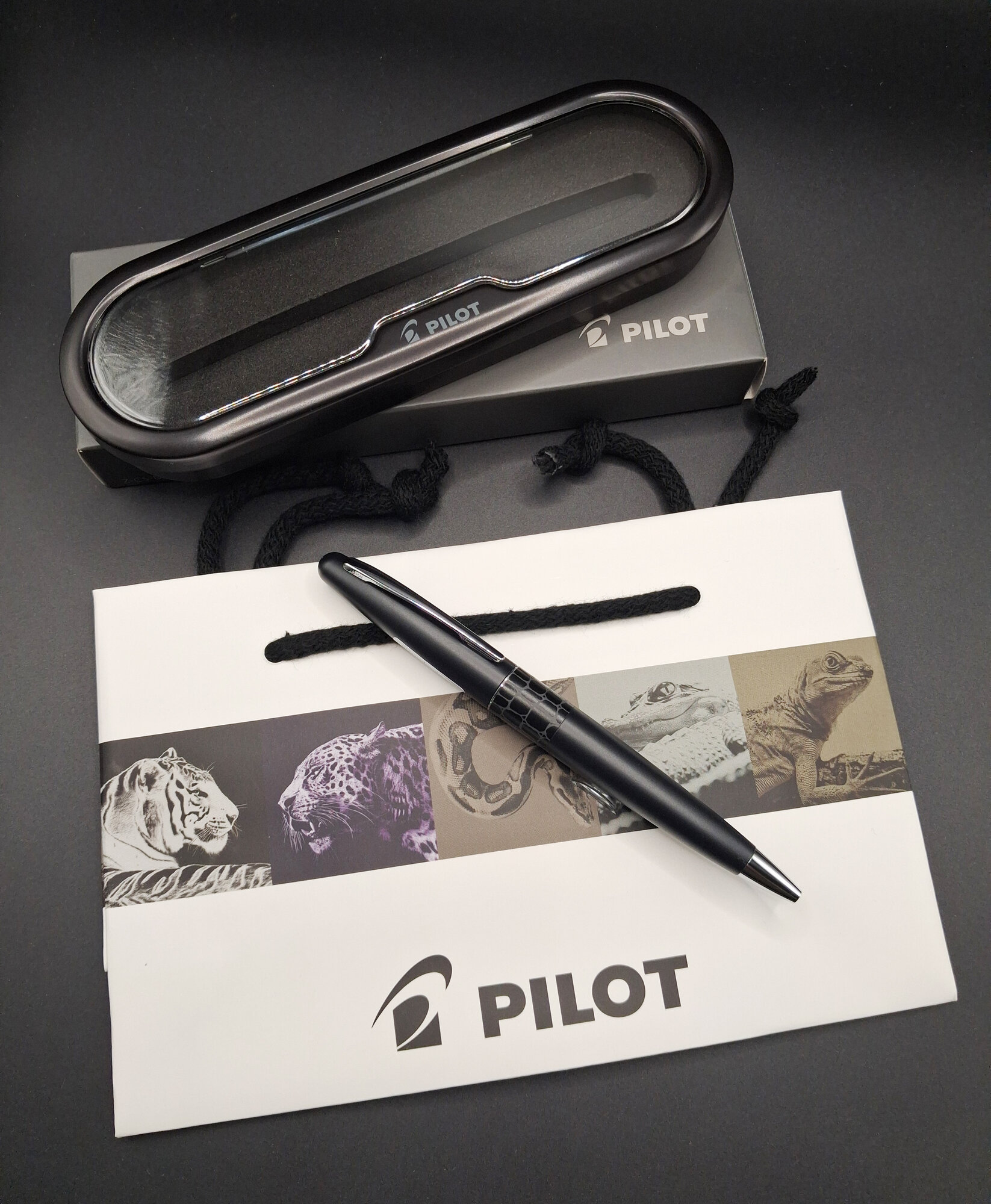 Шариковая ручка PILOT MR Animal Collection: Черный Крокодил (подарочный футляр + пакет)