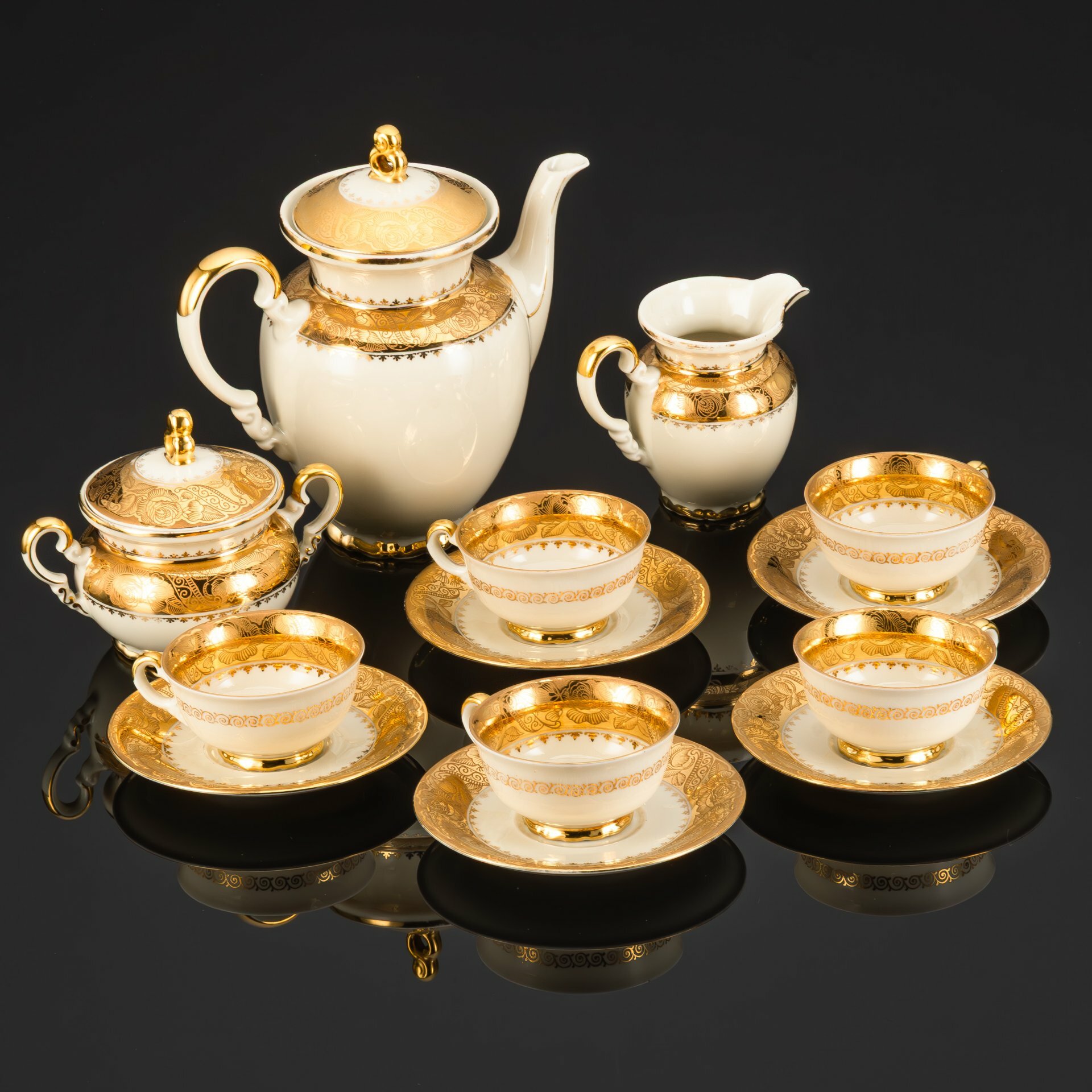 Сервиз кофейный на 6 персон, уркашенный зологченым цветочным декором, фарфор