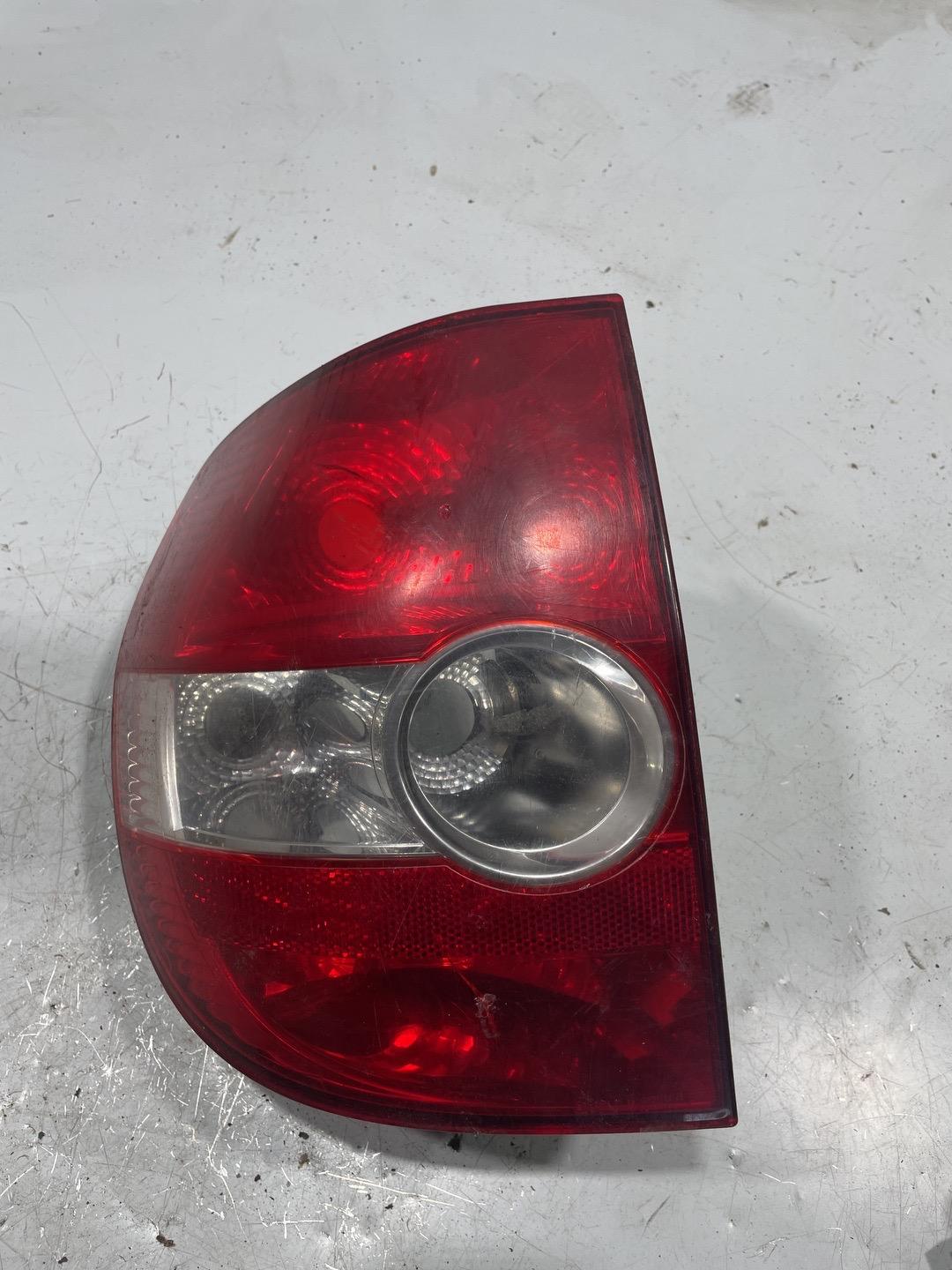 Фонарь задний левый Volkswagen Fox 2 5Z (2003 - 2009) 5Z0945111