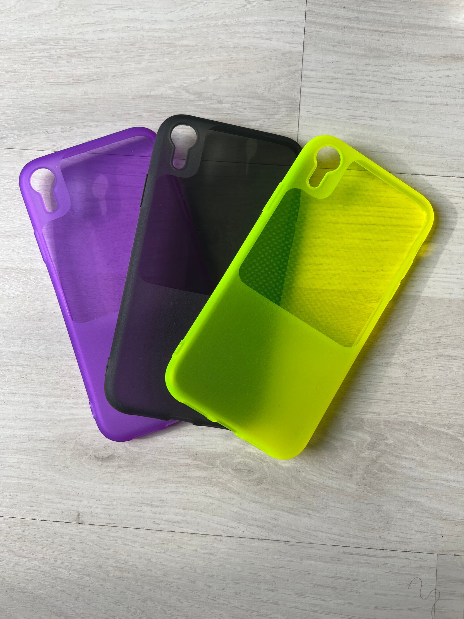 Чехол для iPhone XR (резиновый, с необычным дизайном) разных цветов.