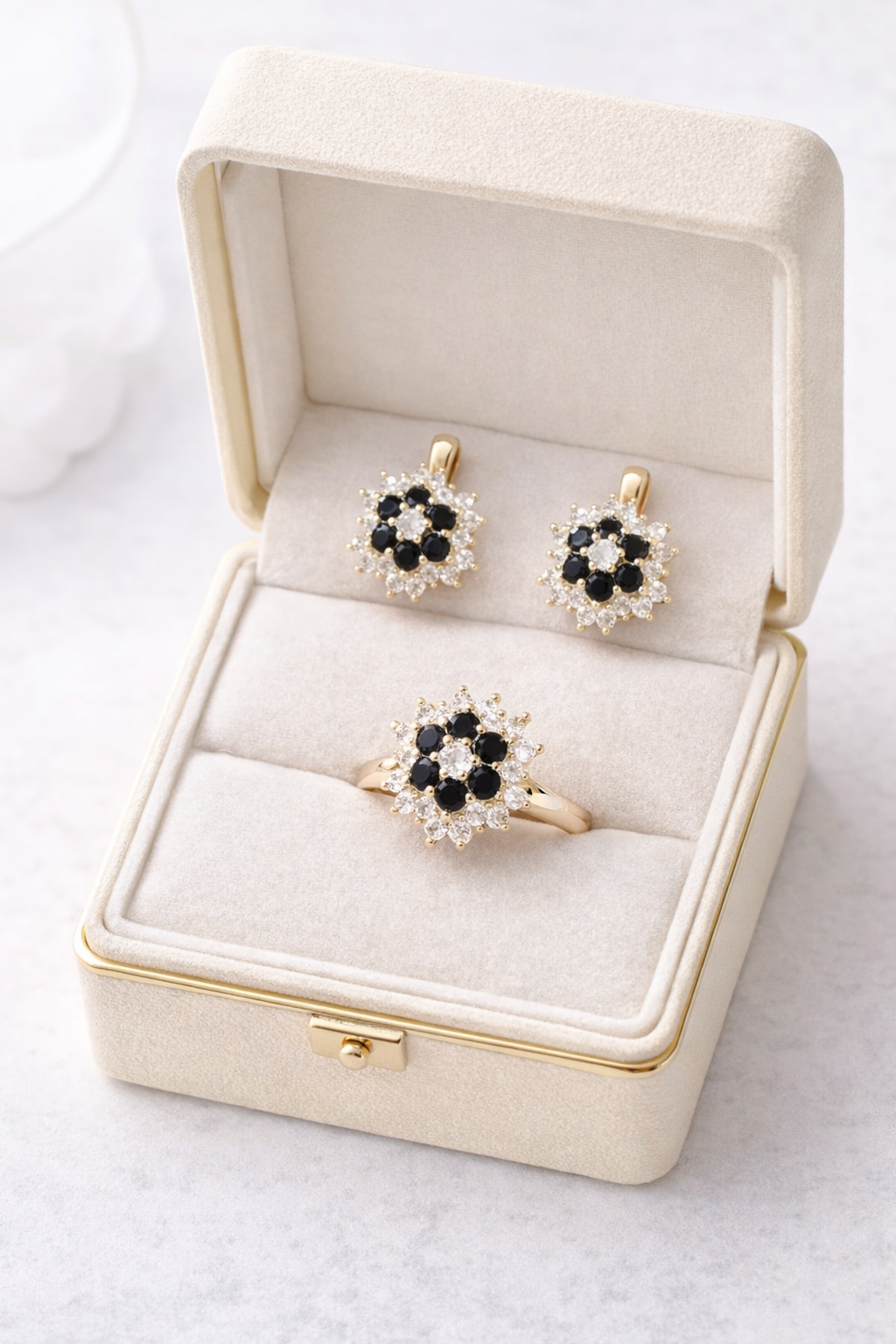 Комплект бижутерии: кольцо, серьги