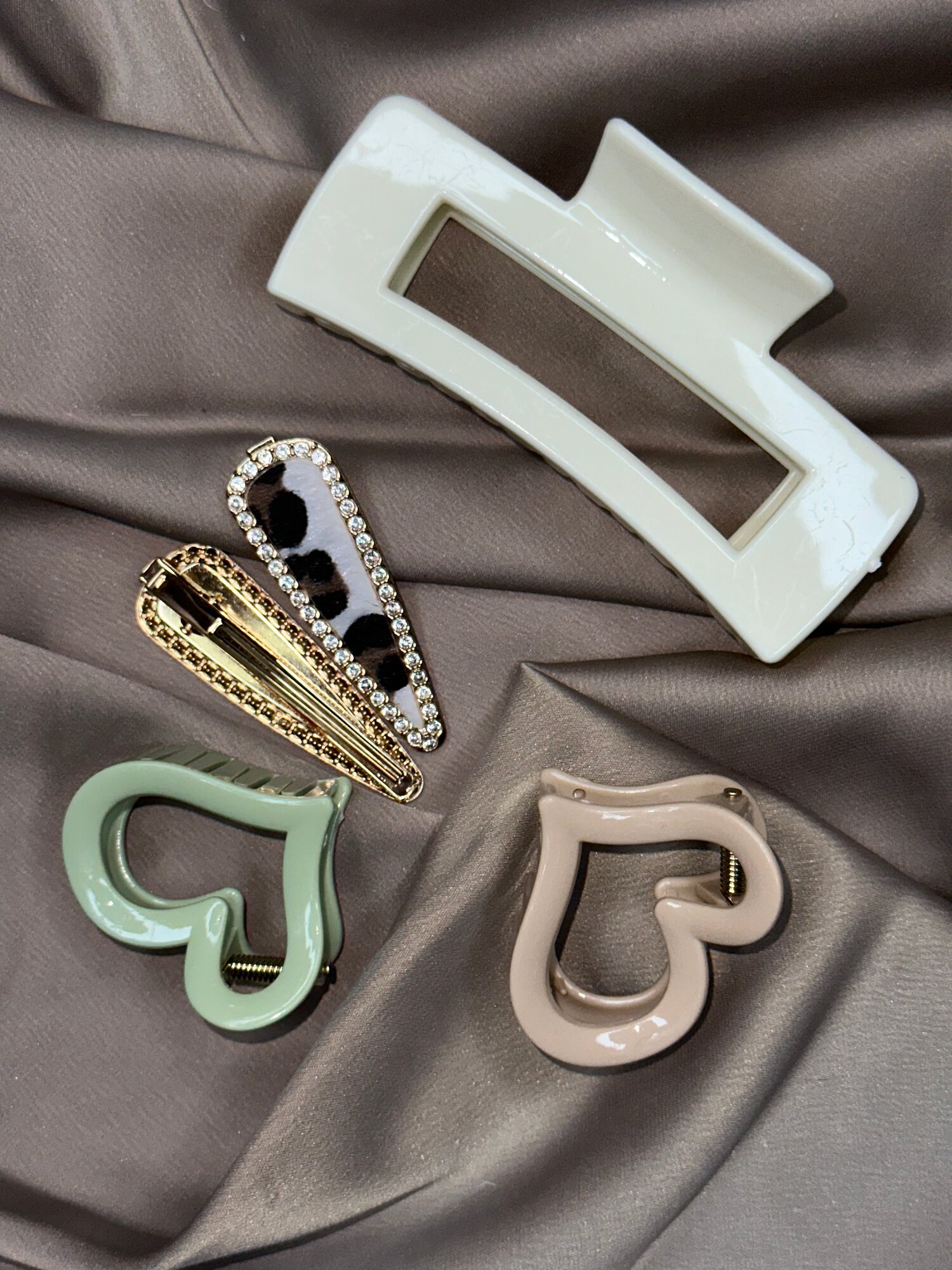 Набор заколок для укладки волос "Крабик" от бренда Квадратик, 6 в 1, цвет белый