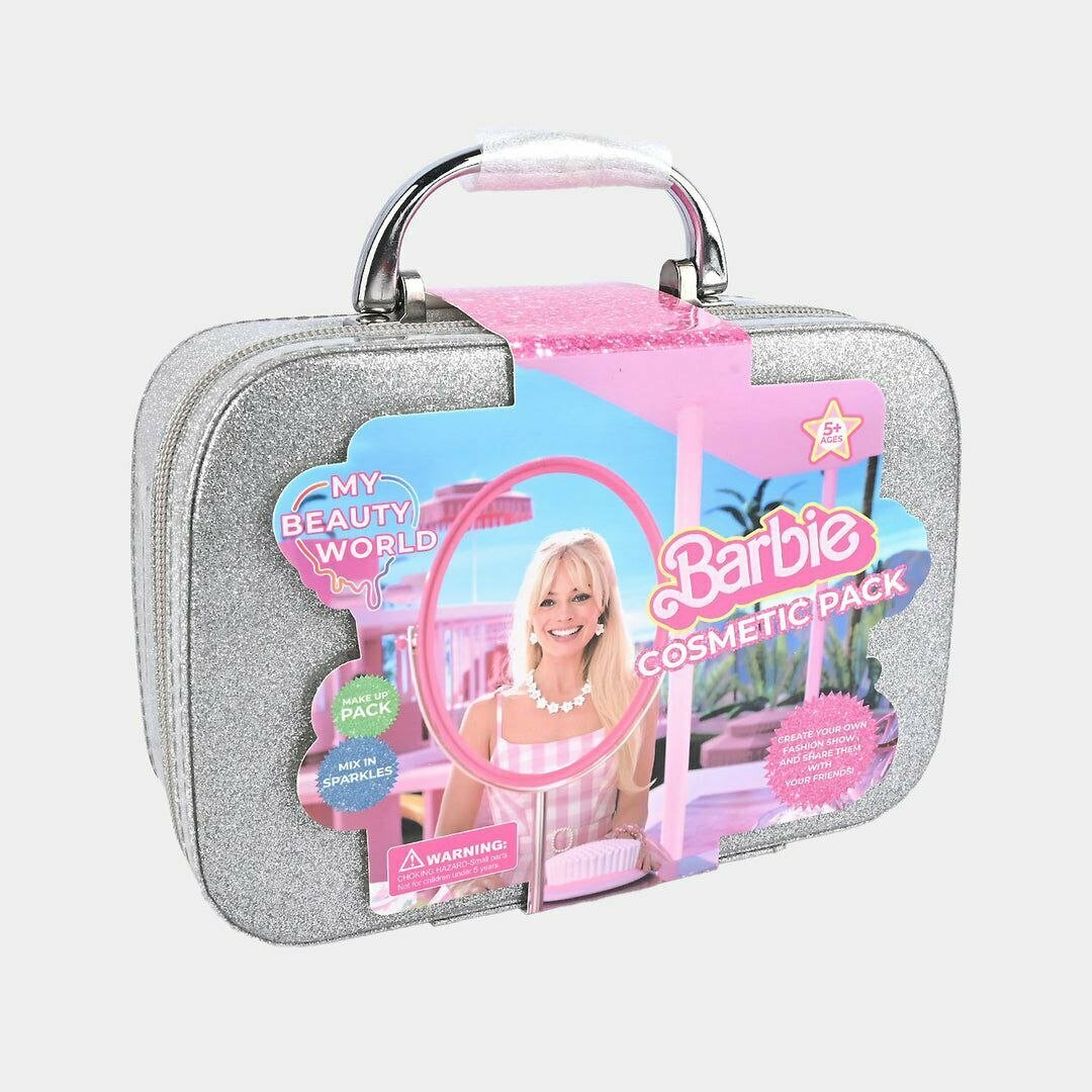 Великолепная косметичка для девочек с разнообразными лаками для ногтей, кисточками и гель-лаками.