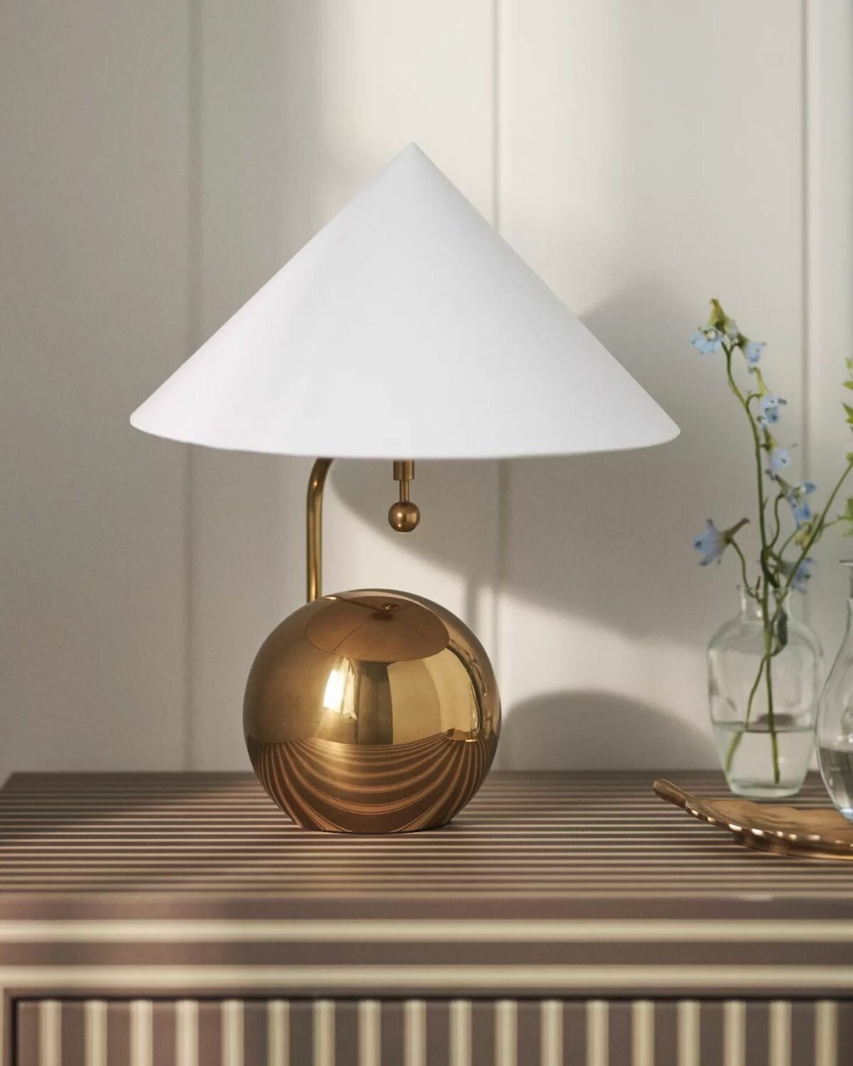 Золотистая лампа "Шанталь" с белым конусным абажуром