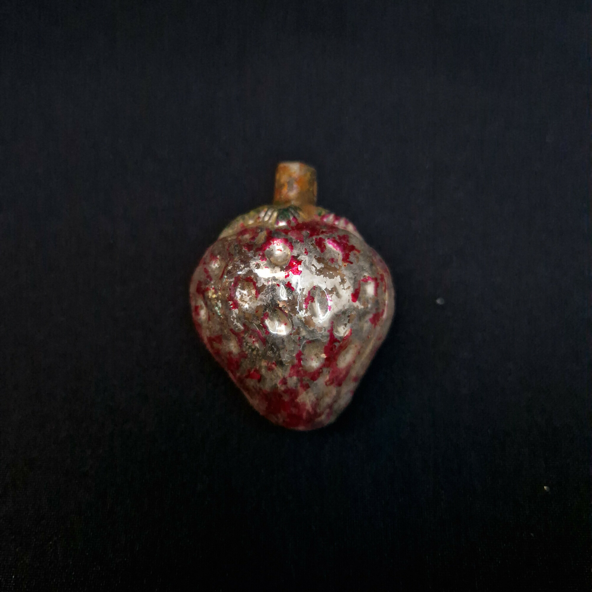 Елочная игрушка винтажная, СССР. Стекло, фигурка клубники с рельефным декором