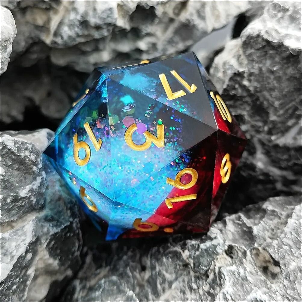 Ручные игральные кости D20 с зыбучим песком внутри красного и синего цвета